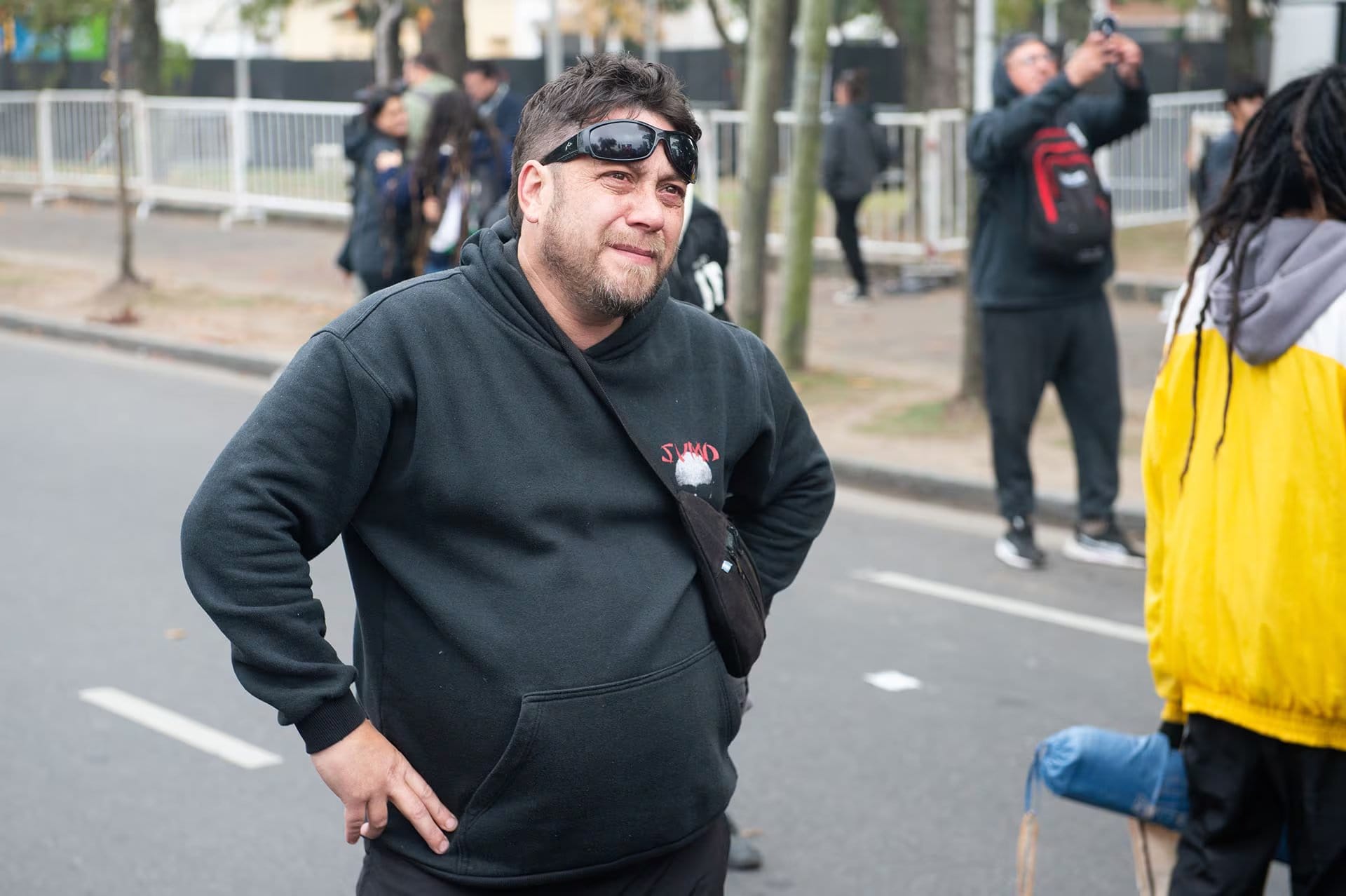 Un seguidor devoto del Indio Solari al borde las lágrimas antes de ingresar al Estadio Gatica para darle el último adiós