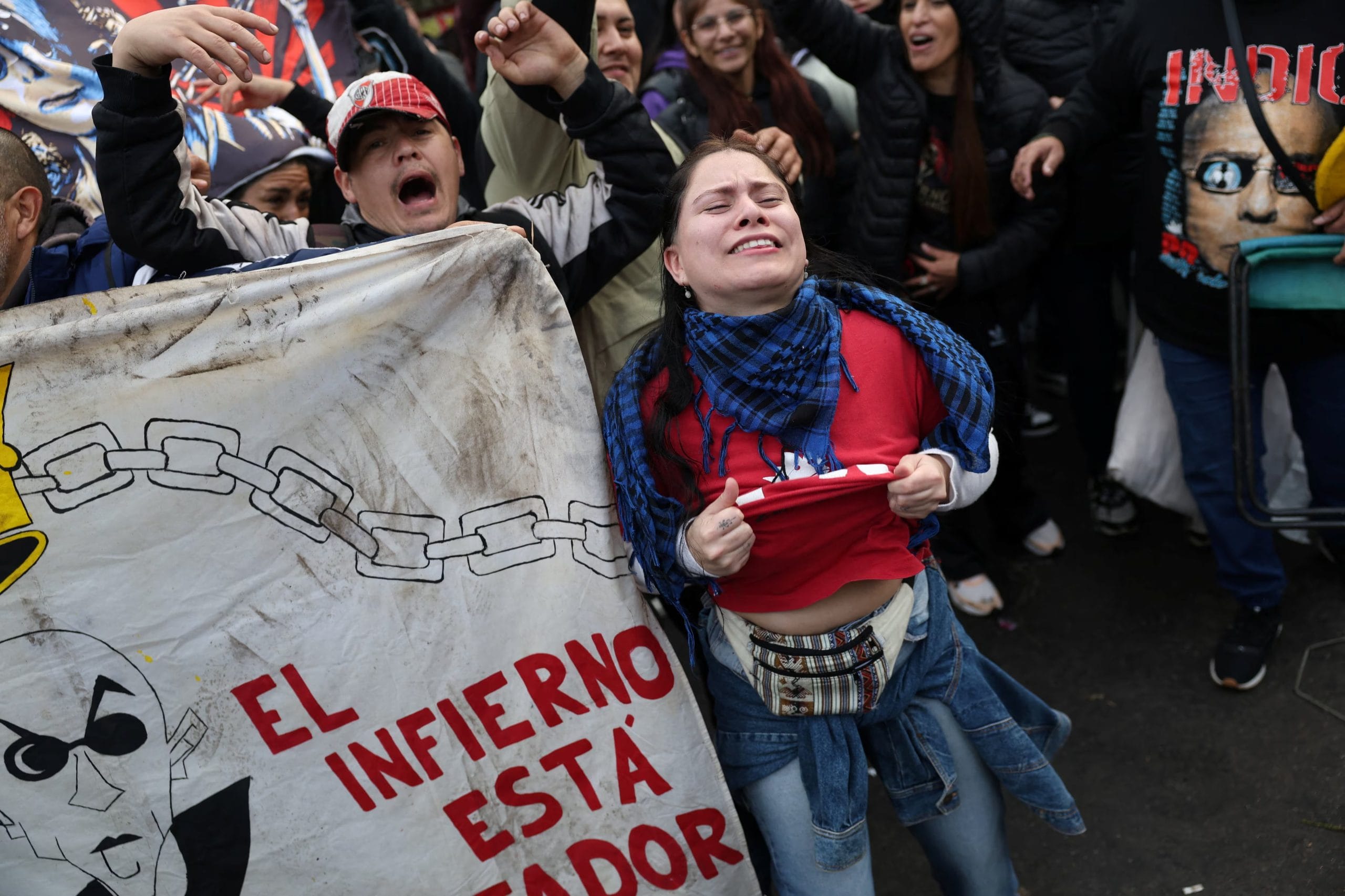 Fanáticos del Indio Solari reaccionan con llantos, gritos y cánticos al congregarse para rendirle homenaje durante su velatorio en el Polideportivo Gatica en Avellaneda