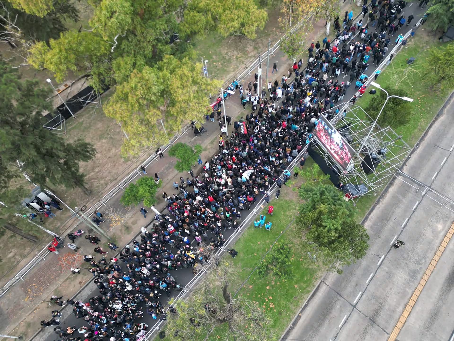 Los seguidores de Carlos “Indio” Solari se congregaron desde la noche del sábado en las inmediaciones del Parque Los Derechos del Trabajador para participar de la vigilia y el velorio