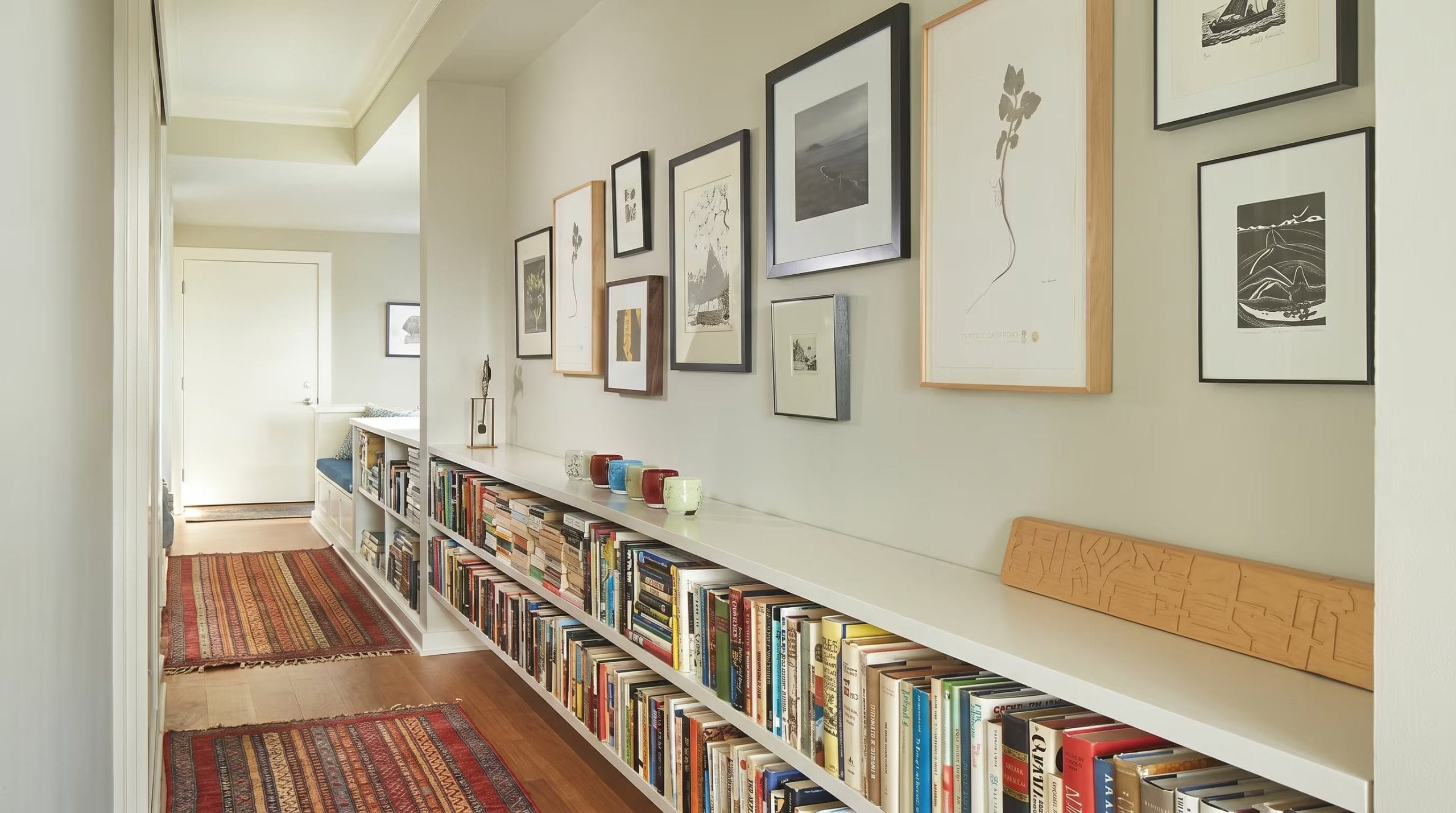 La mezcla de texturas y materiales define pasillos con identidad propia. (Imagen Ilustrativa Infobae)