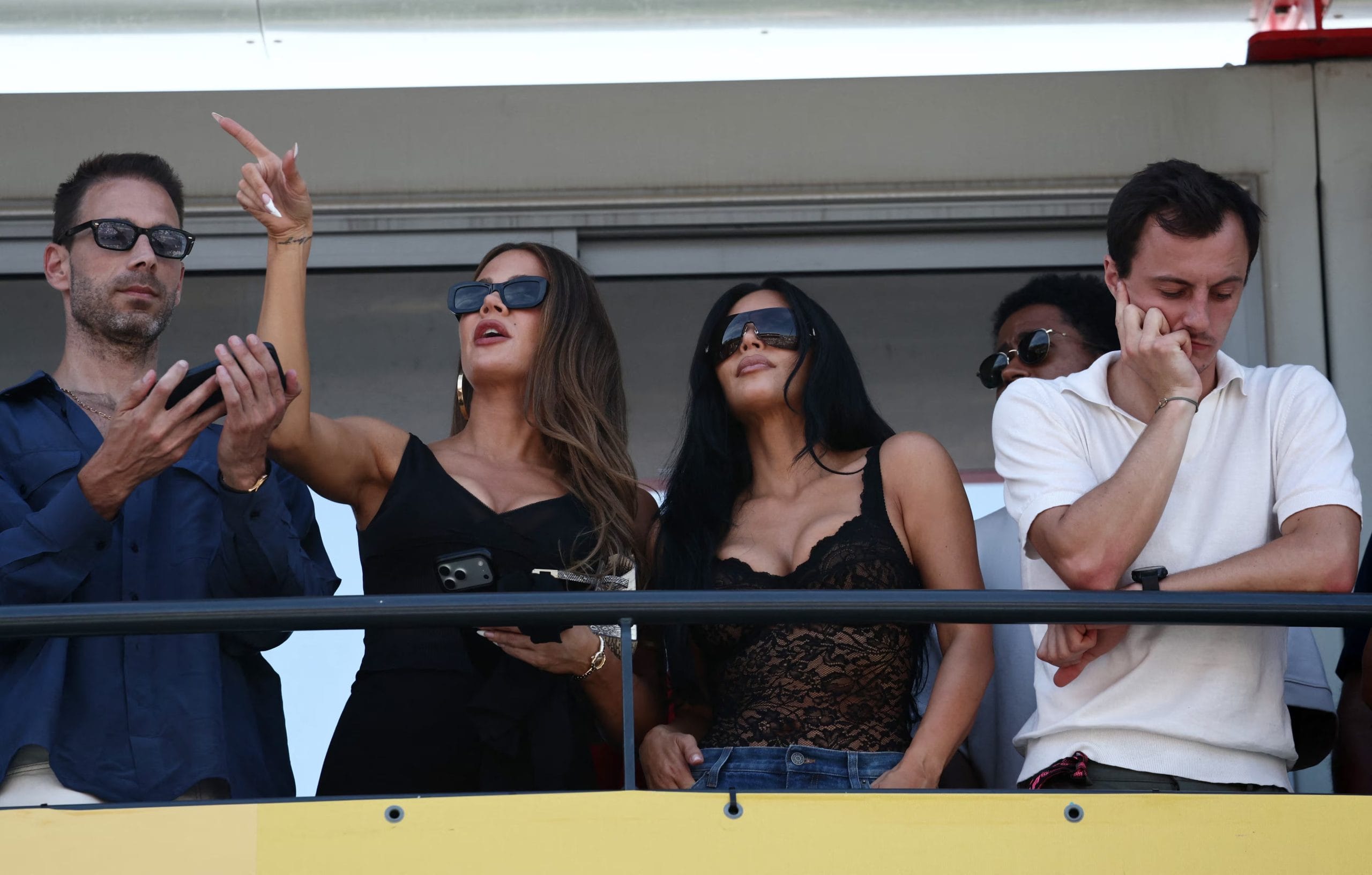 Kim Kardashian estuvo acompañada por su hermana Khloe (REUTERS/Jakub Porzycki/Pool)