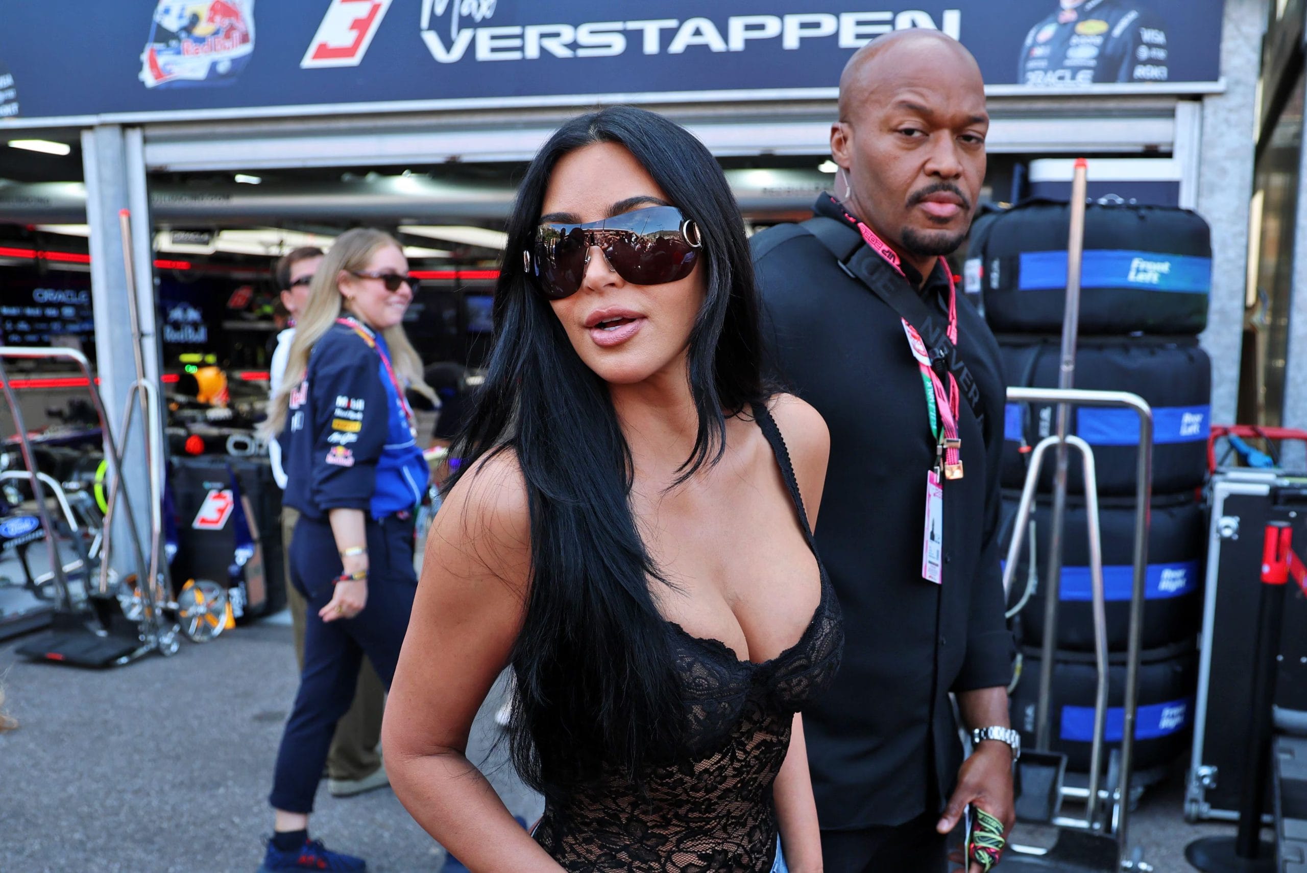 Kim Kardashian recorrió el paddock y la línea de box (Grosby)