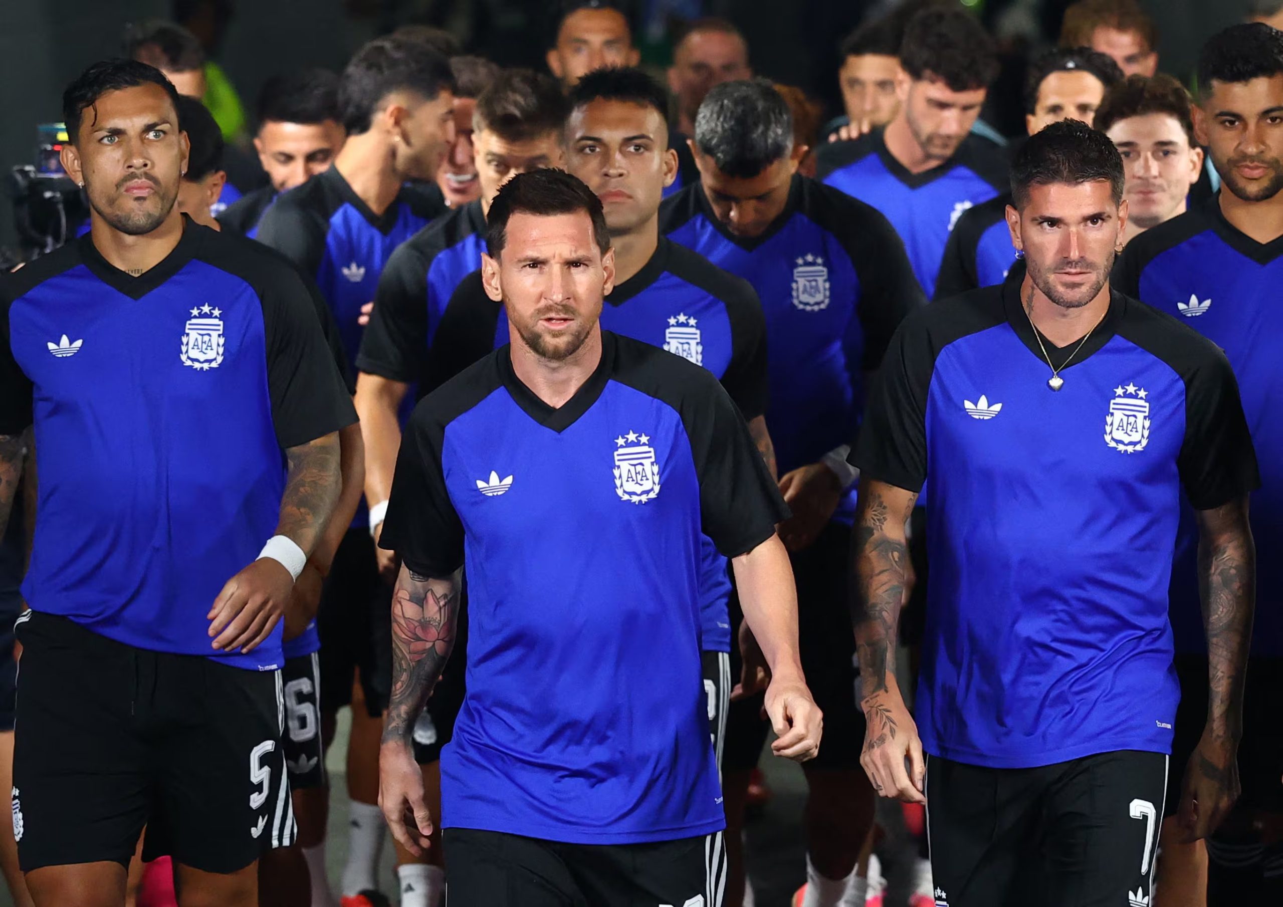 Lionel Messi y compa&ntilde;&iacute;a saliendo al calentamiento previo