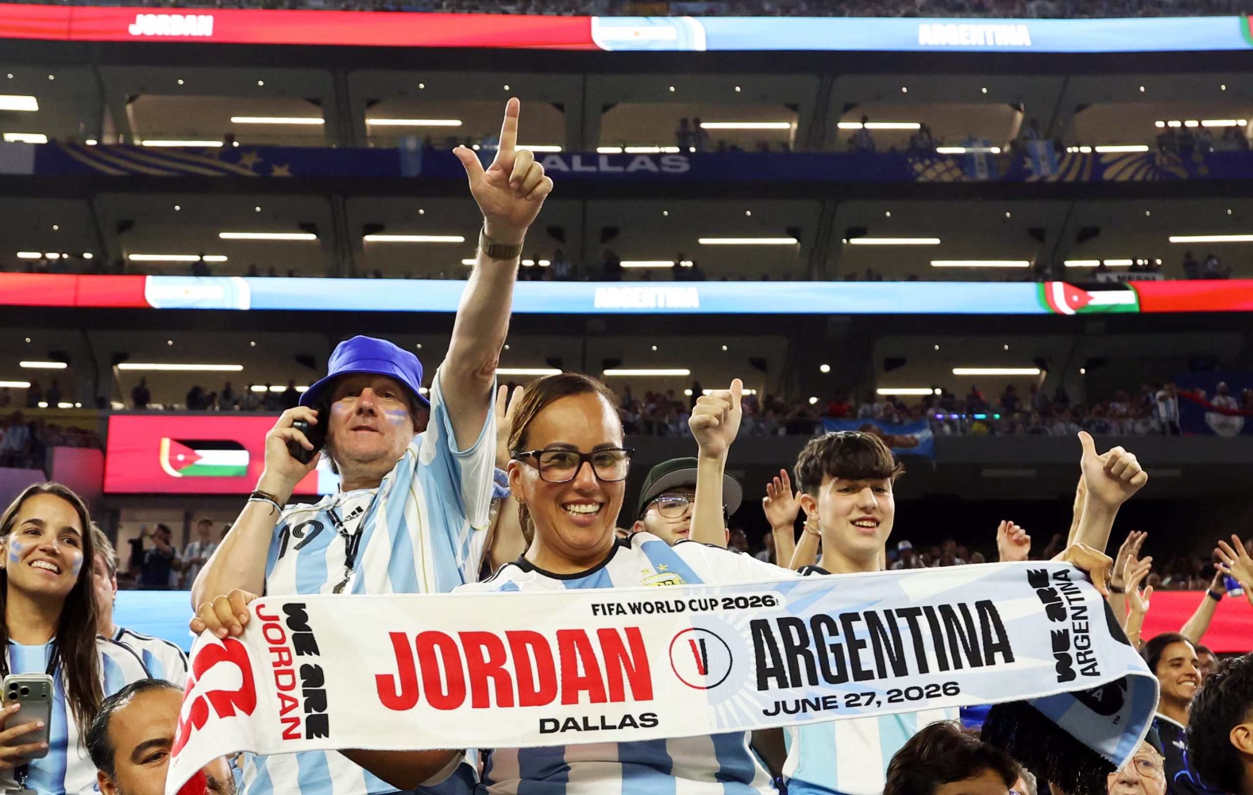 Los fan&aacute;ticos y su algarab&iacute;a en Dallas