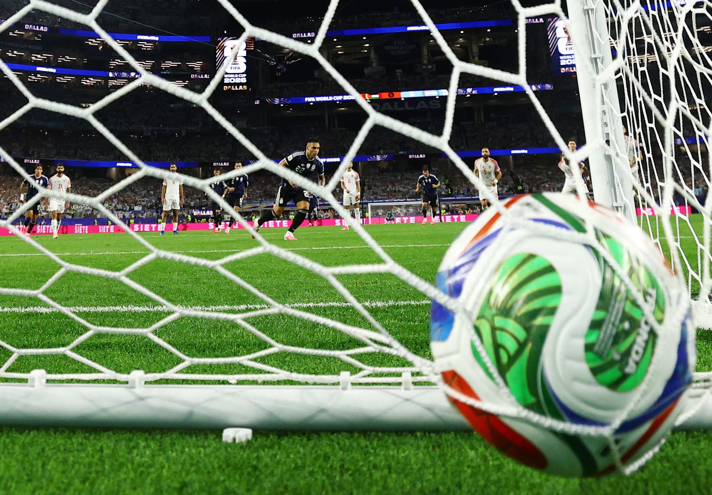 El momento en que la pelota besa la red para el 2-0 de la Selecci&oacute;n