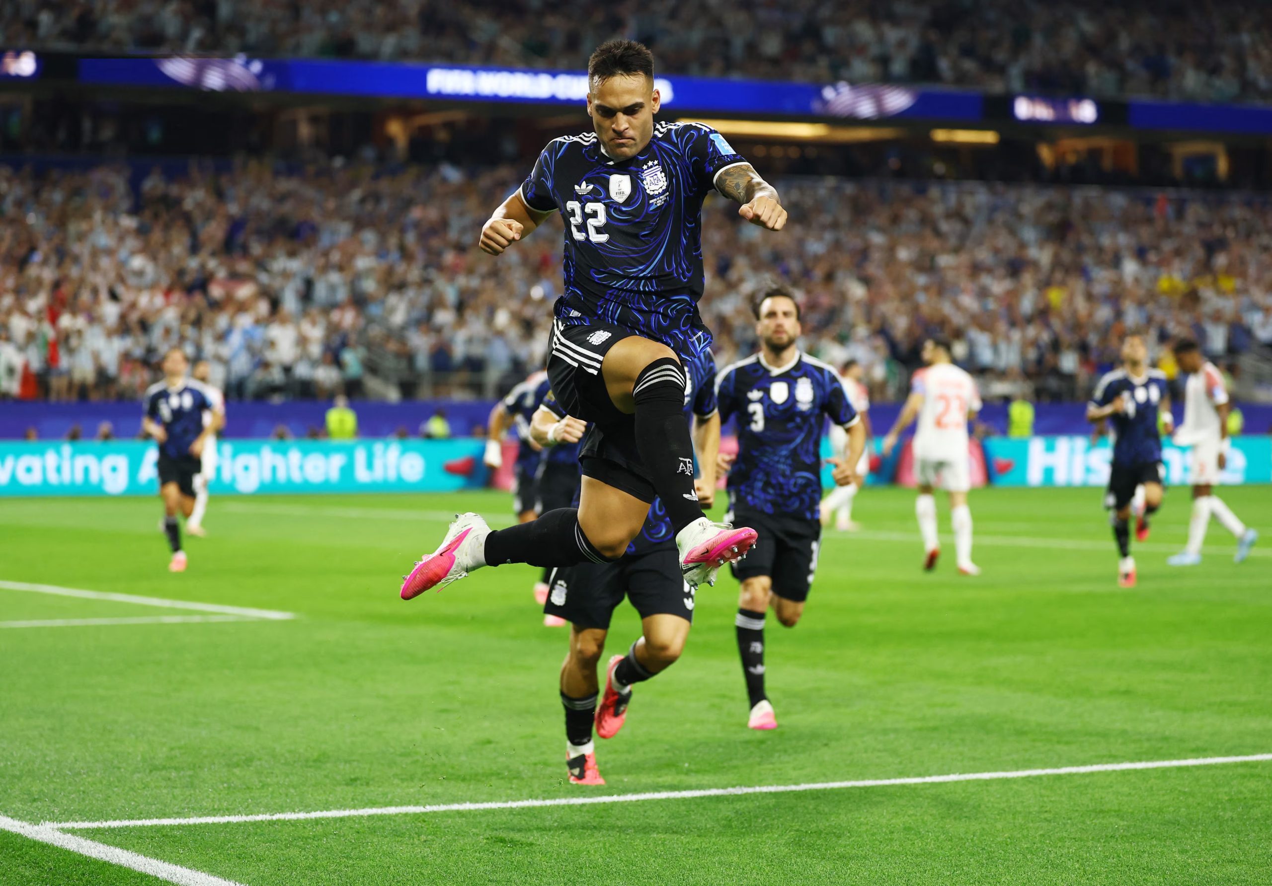 As&iacute; grit&oacute; el Toro Mart&iacute;nez su primer gol en Copas del Mundo