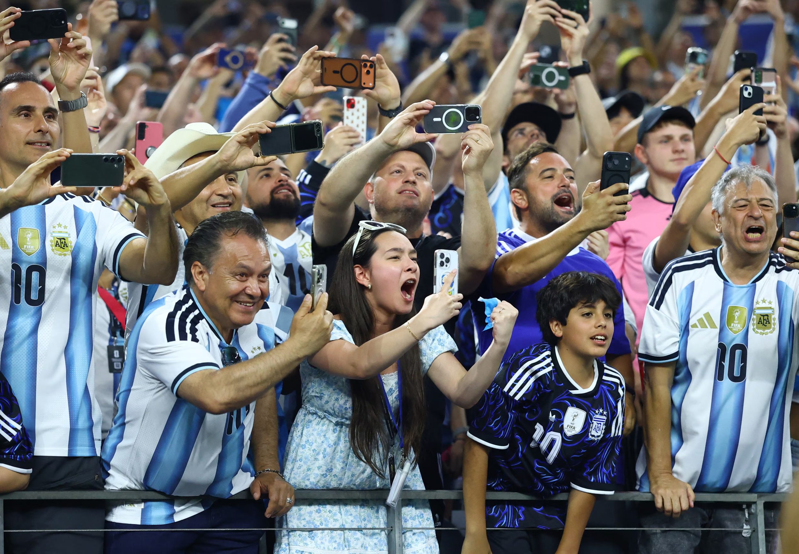 Ning&uacute;n fan&aacute;tico quiso perderse la posibilidad de retratar a los campeones del mundo