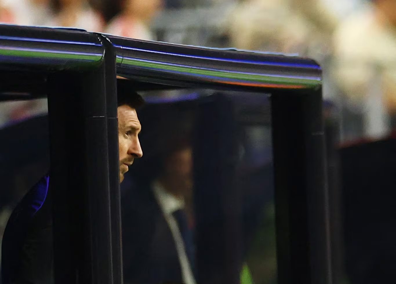 Messi mira con atenci&oacute;n las acciones desde el banco de suplentes, mientras aguarda su momento para ingresar
