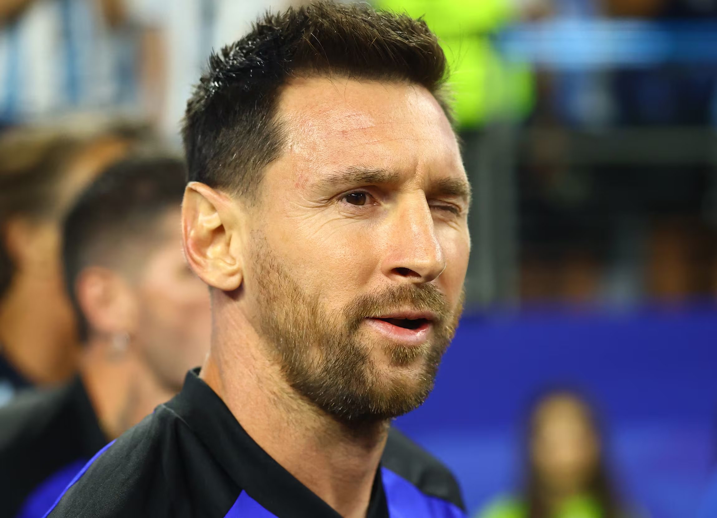 Messi comienza el partido en el banco de los suplentes