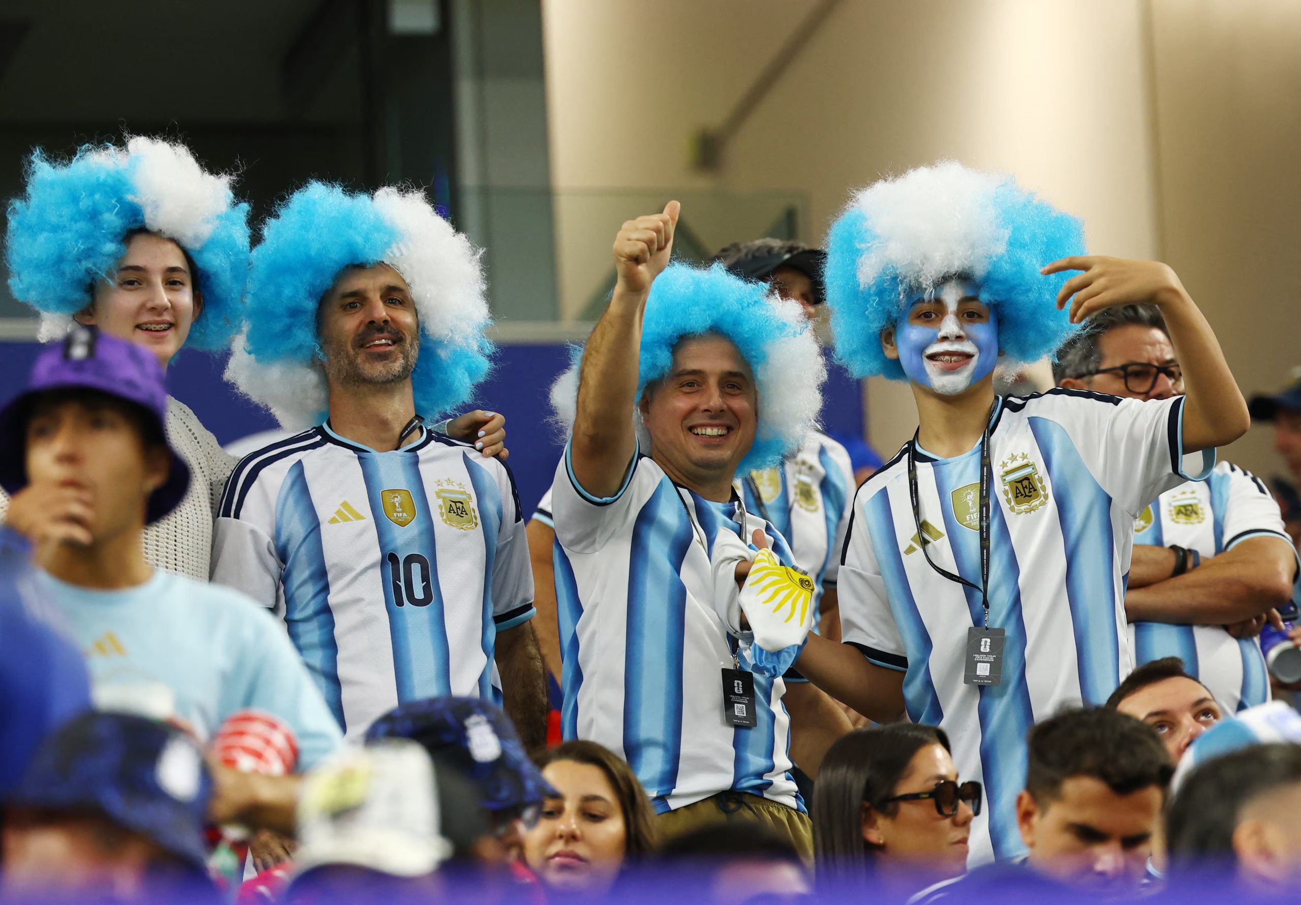 Los colores albicelestes infaltables en las tribunas de cada estadio donde se presenta la Scaloneta