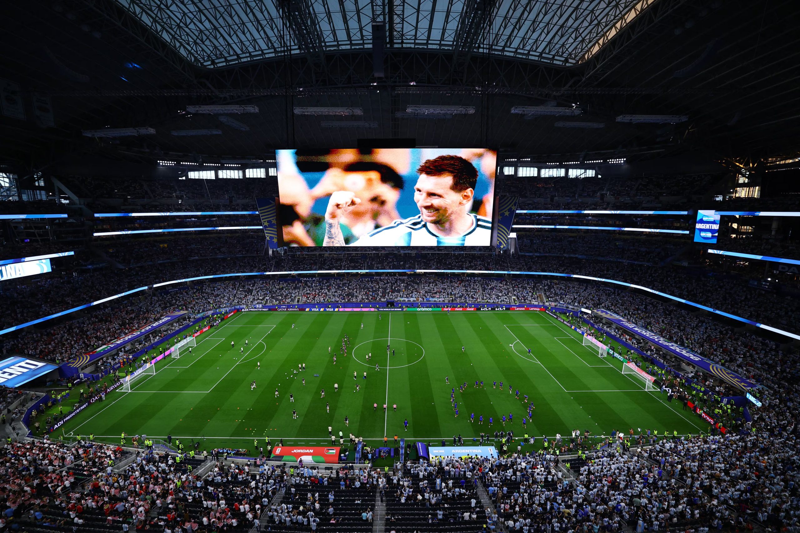 El imponente estadio, ubicado en Arlington, Texas, luci&oacute; repleto