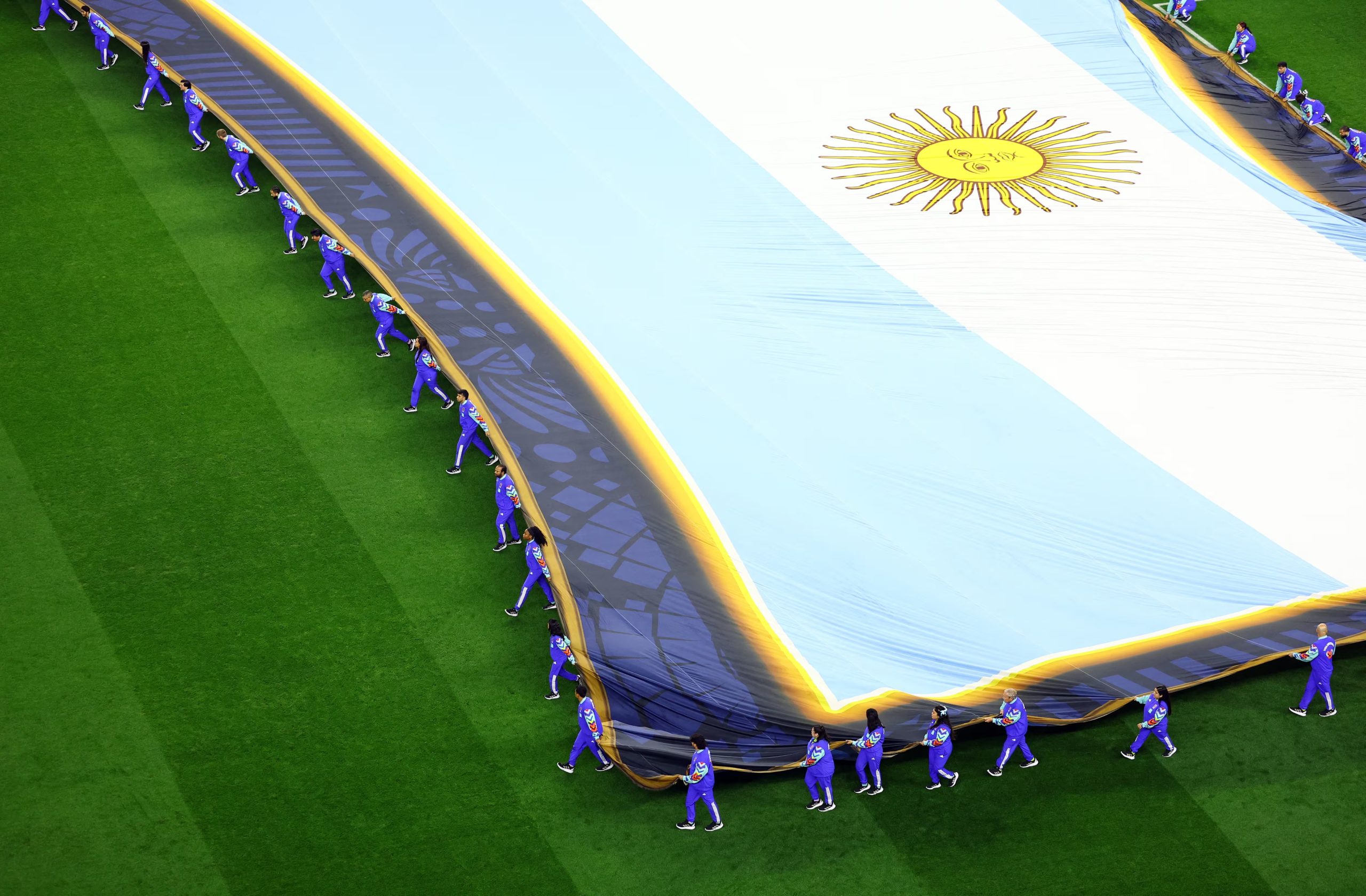 La bandera nacional desplegada durante la ceremonia previa al partido