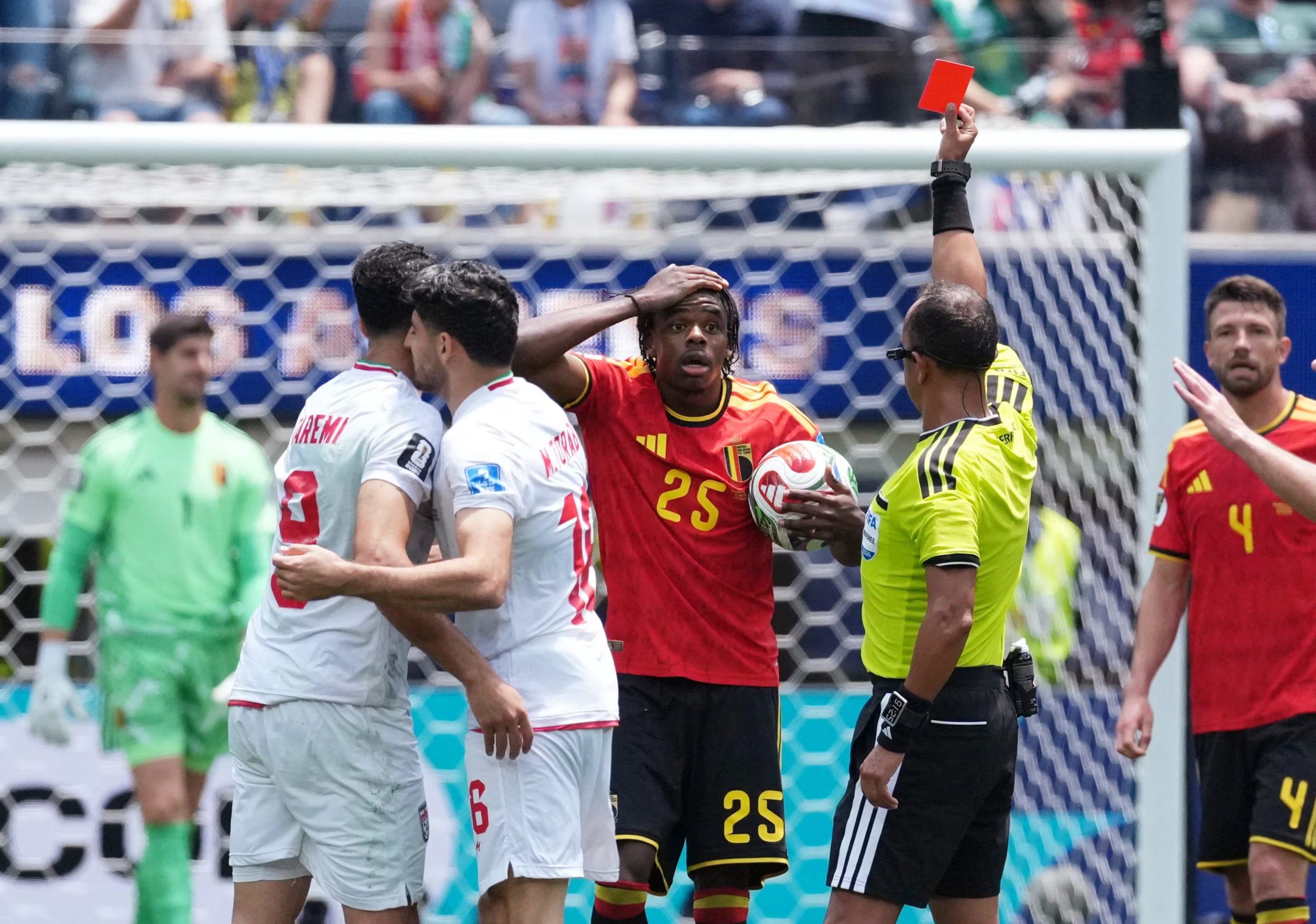 El &aacute;rbitro Dar&iacute;o Herrera muestra una tarjeta roja al jugador belga Nathan Ngoy (IMAGN IMAGES, Reuters/Kirby Lee)