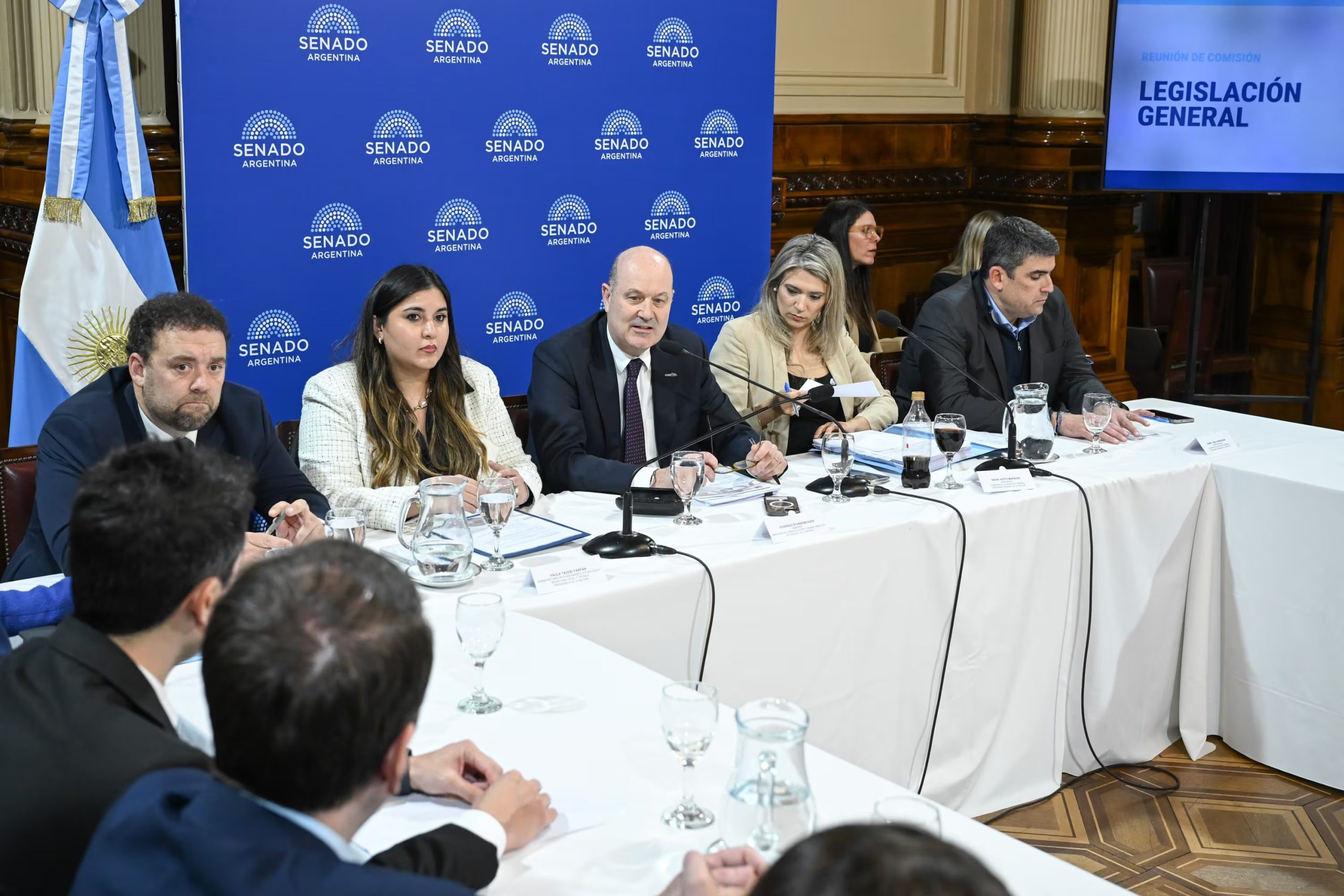 Sturzenegger disertó -ambos, a su derecha- junto a la subsecretaria de planeamiento estratégico de la Secretaría Legal y Técnica de la Presidencia, Paula Taddei Farfán; y el inspector general de Justicia, Alejandro Ramírez