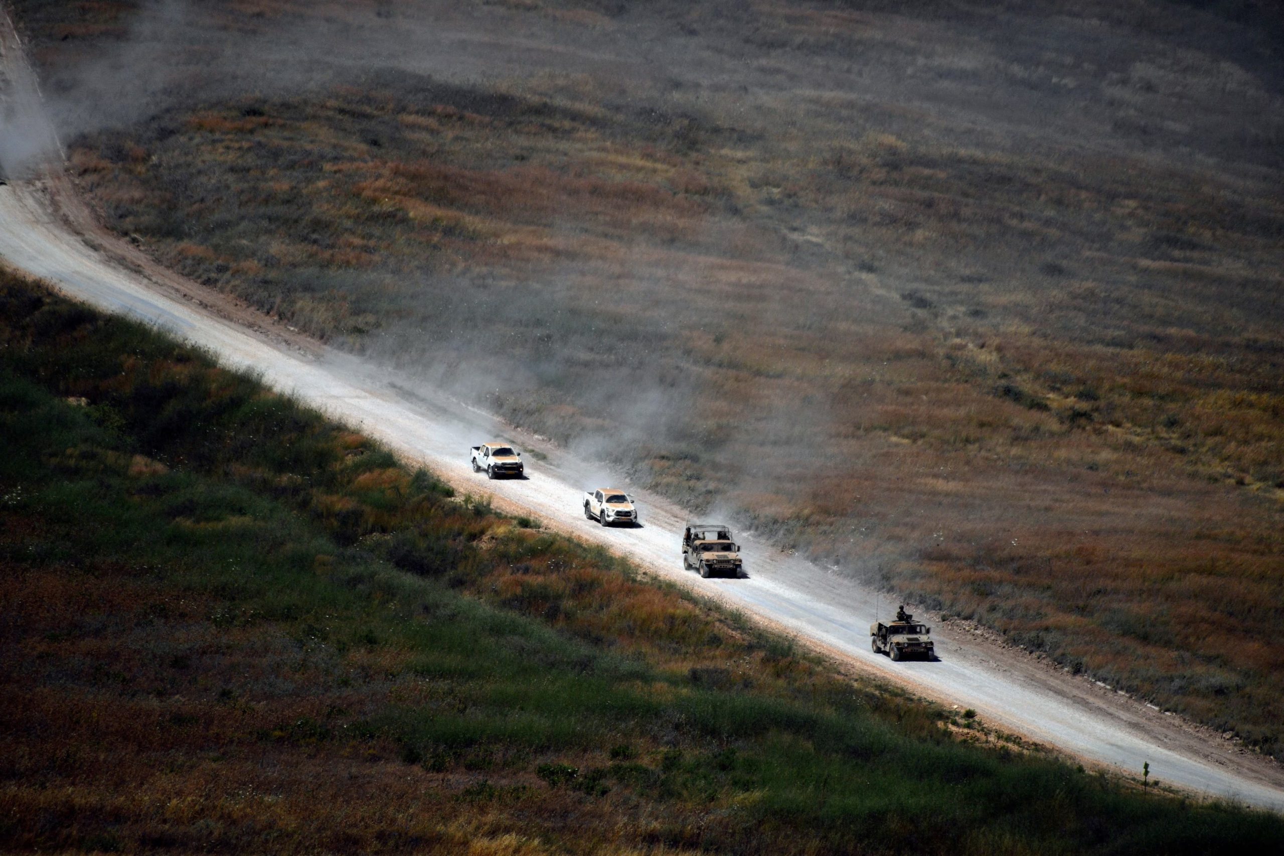 Vehículos militares israelíes circulan por una carretera libanesa cerca de la frontera entre Israel y Líbano, vistos desde el norte de Israel, el 18 de junio de 2026. REUTERS/Gil Eliyahu