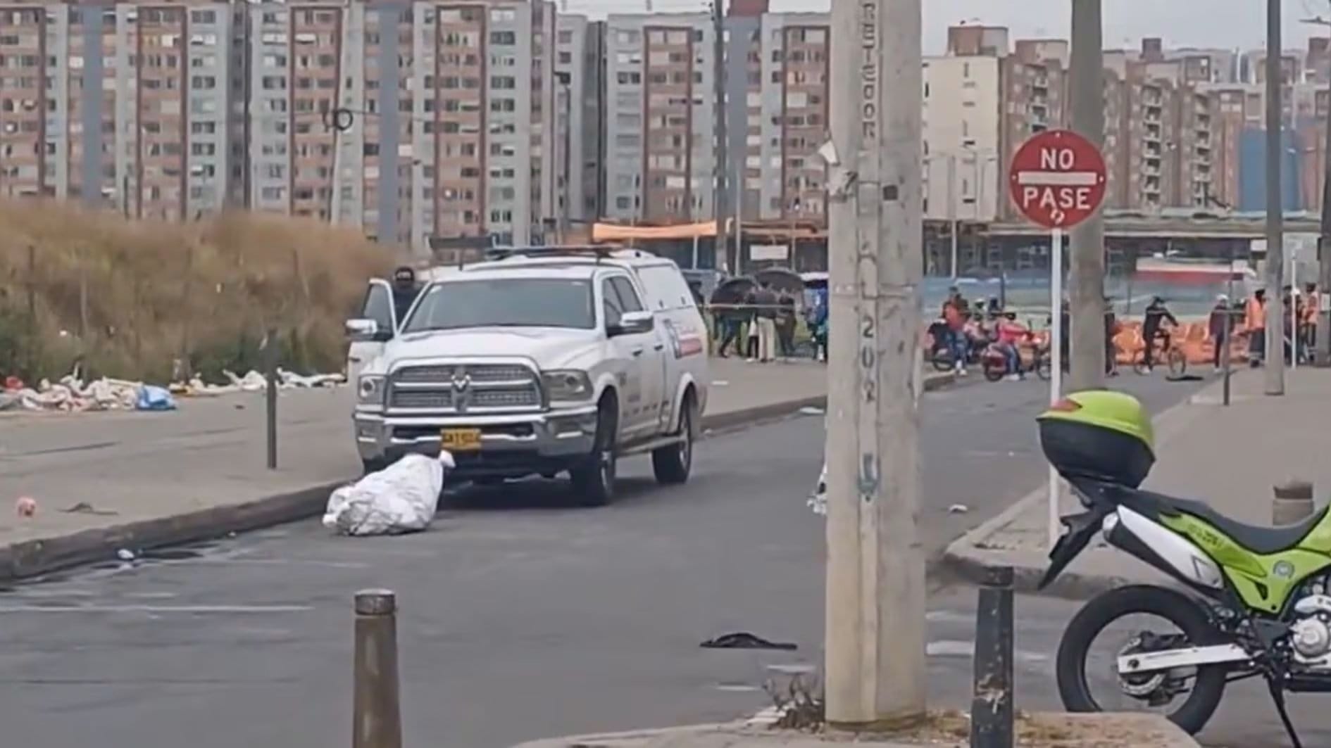 Una mujer fue quien se disponía adelantar sus labores de reciclaje se llevó el susto de su vida al encontrar el cuerpo de la víctima, un hombre de 28 años, indicaron las autoridades - crédito @NoticiasBta/X