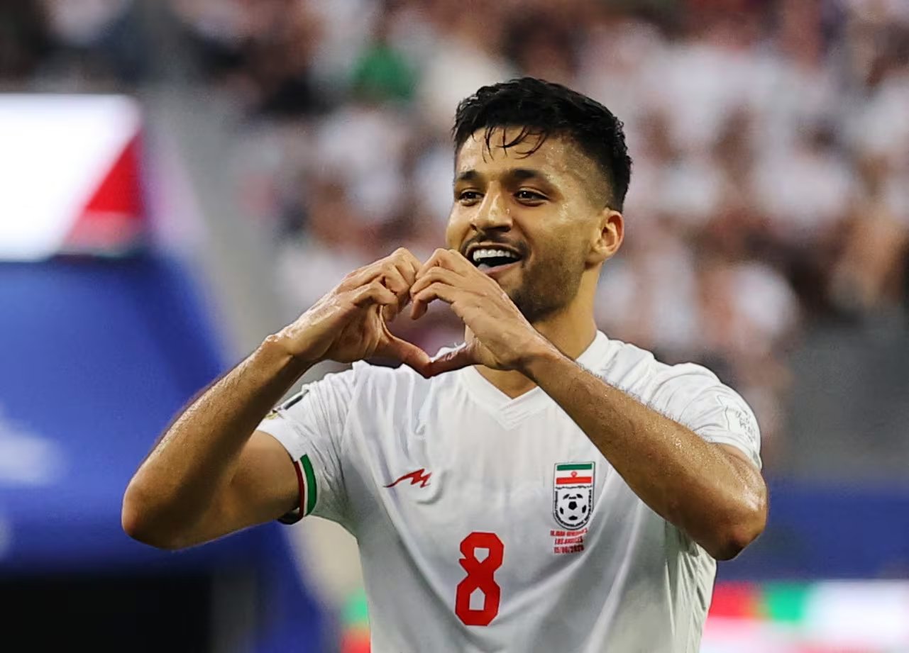 Mohammad Mohebbi celebrando el segundo gol de Ir&aacute;n (REUTERS/Daniel Cole)