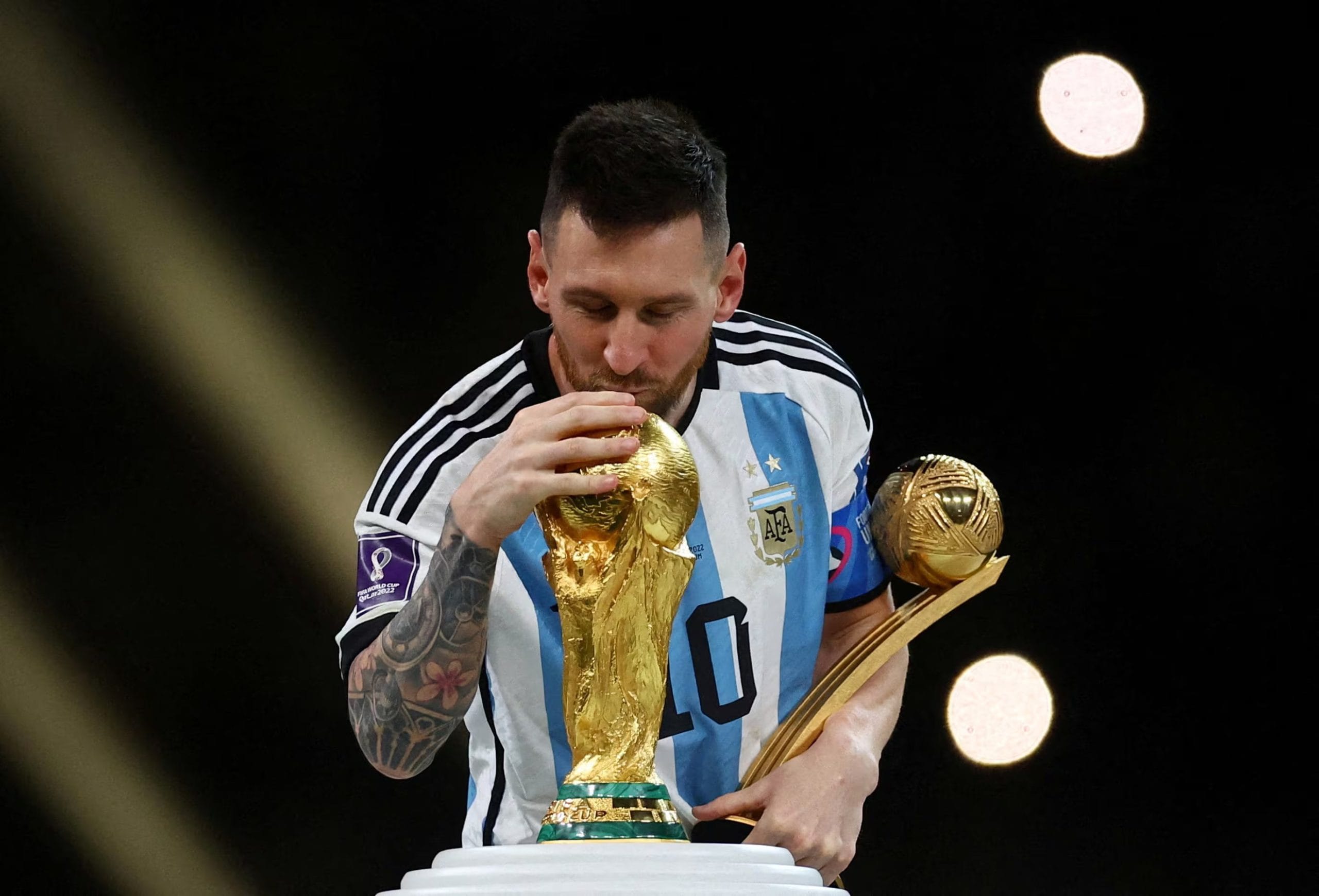 Messi disputa su sexto Mundial, conquist&oacute; el Bal&oacute;n de Oro en Qatar 2022 y llevar&aacute; un parche de 