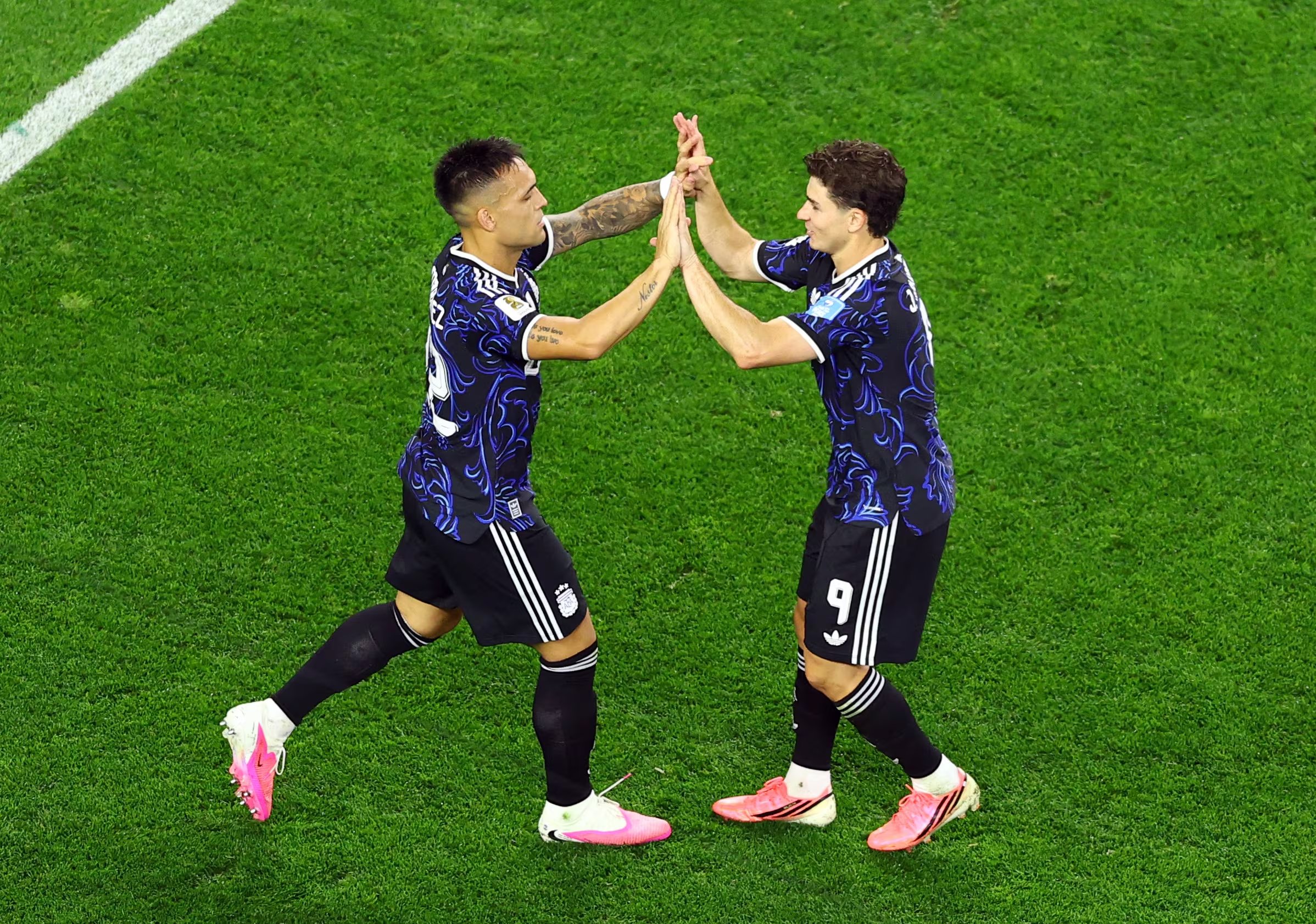 Lautaro Mart&iacute;nez y Juli&aacute;n &Aacute;lvarez compiten por un lugar en el once inicial contra Cabo Verde (REUTERS/Issei Kato)