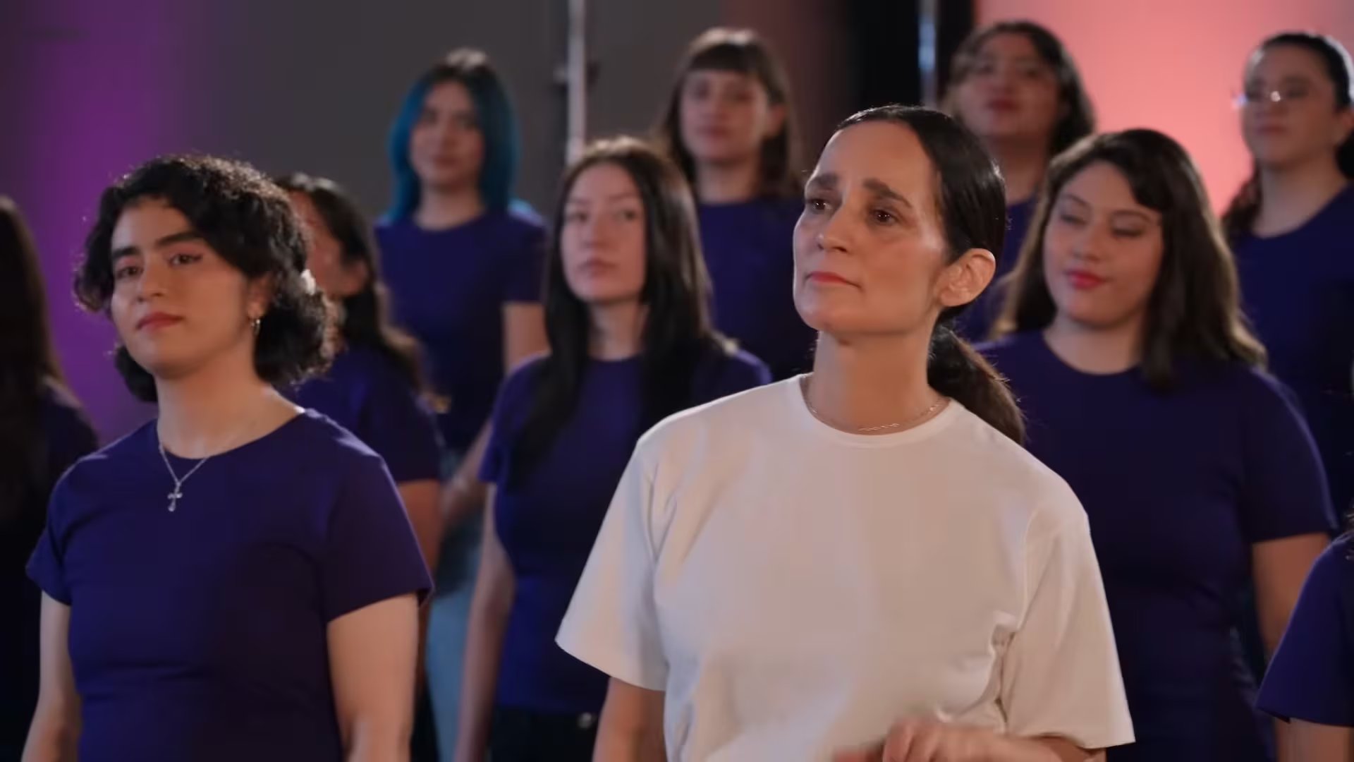 La cantautora Julieta Venegas aparece en una presentación, rodeada de mujeres, reafirmando su defensa de la canción feminista del Mundial 2026 y el impacto positivo que busca en las niñas. (YouTube: Julieta Venegas)