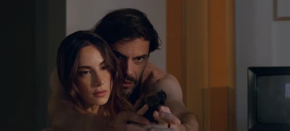 Magui Bravi y Demián Salomón en una escena tensa de 'Hotline'