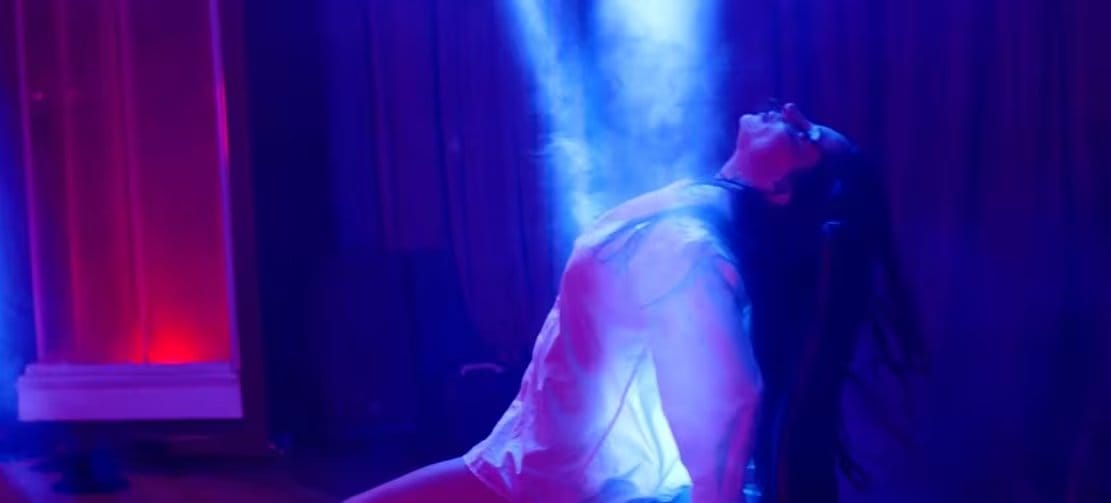 Magui Bravi es capturada en una intensa escena de 'Hotline', su filme aclamado internacionalmente, bajo una dramática iluminación azul y roja.