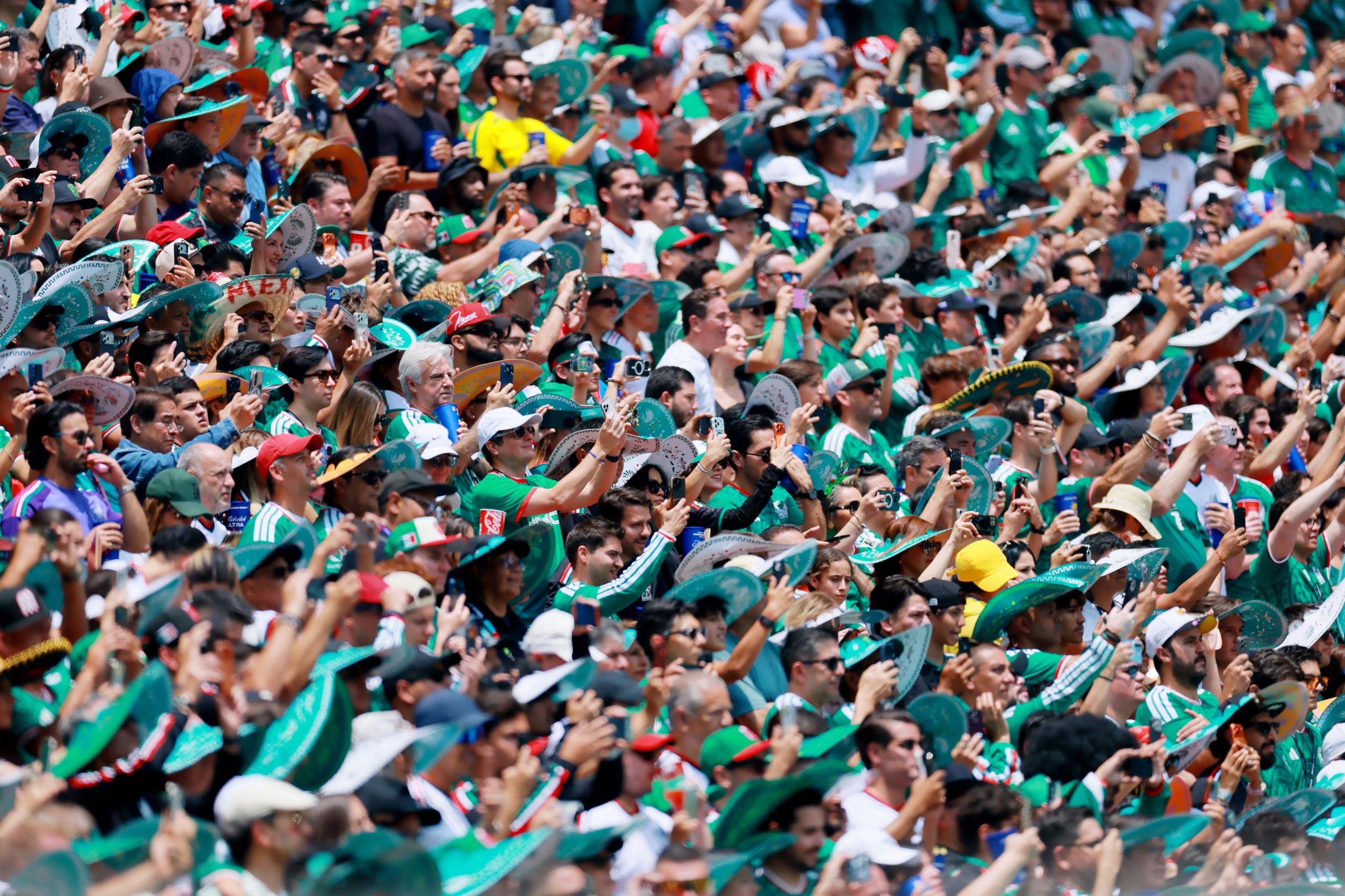 Fútbol - Copa Mundial de la FIFA 2026 - Grupo A - México vs Sudáfrica - Estadio Azteca, Ciudad de México, México - 11 de junio de 2026 Aficionados mexicanos dentro del estadio antes del partido REUTERS/Eloisa Sanchez