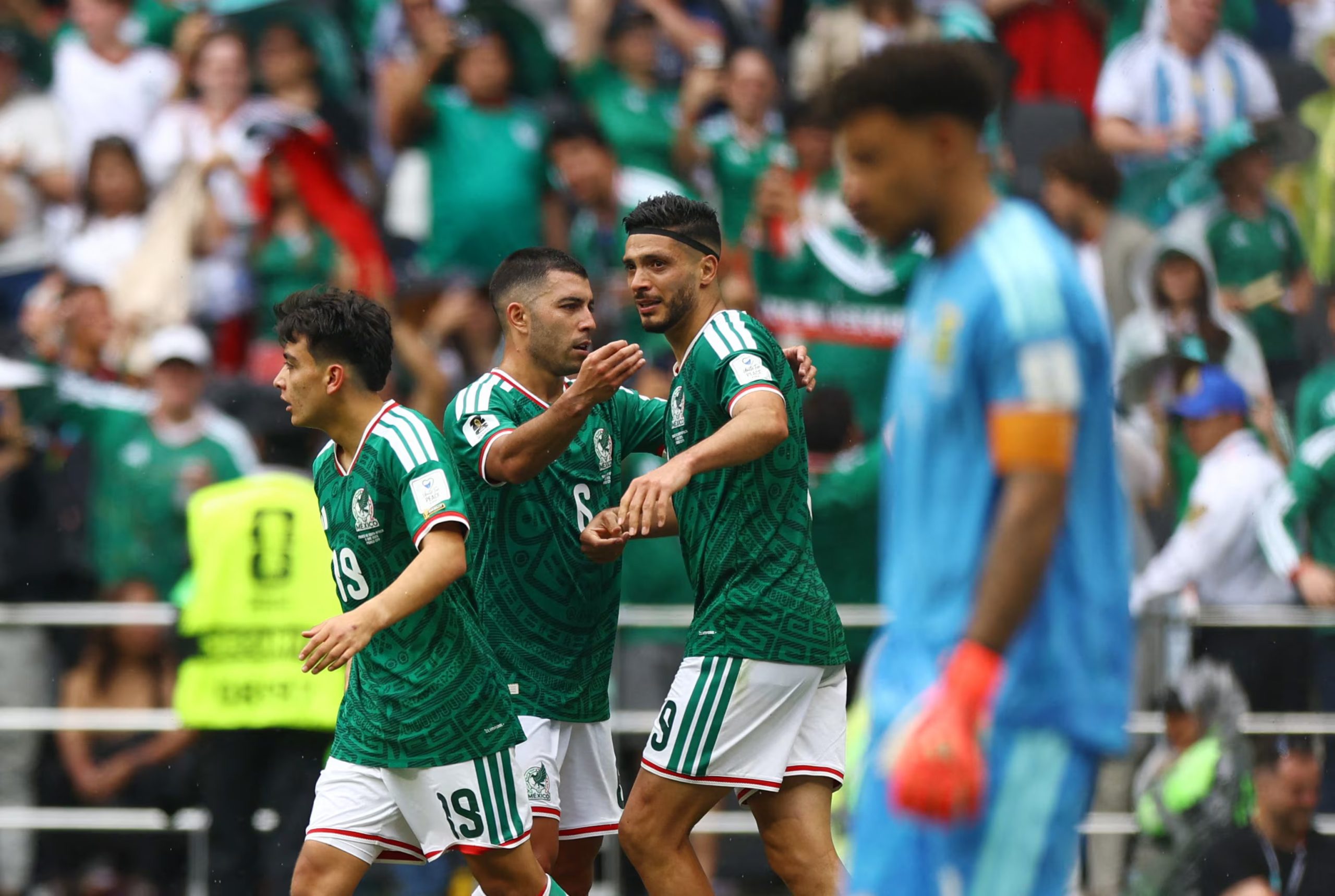 Fútbol - Copa Mundial de la FIFA 2026 - Grupo A - México vs Sudáfrica - Estadio Azteca, Ciudad de México, México - 11 de junio de 2026 Raúl Jiménez de México celebra el segundo gol con Erik Lira y Gilberto Mora REUTERS/Hannah Mckay