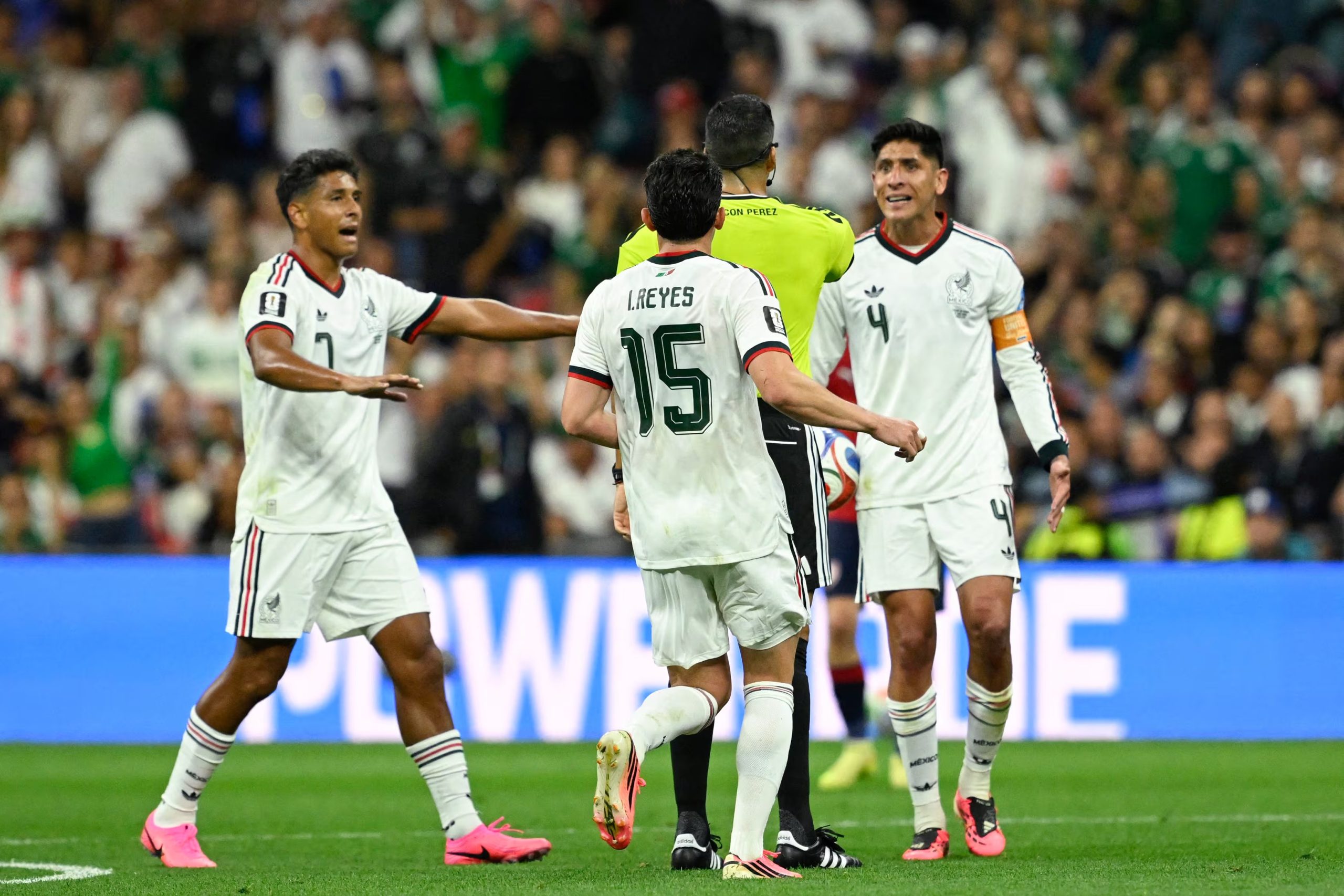 El Vasco Aguirre aprovechó para meter a futbolistas que no habían tenido actividad en el Mundial. (Photo by Alfredo ESTRELLA / AFP)