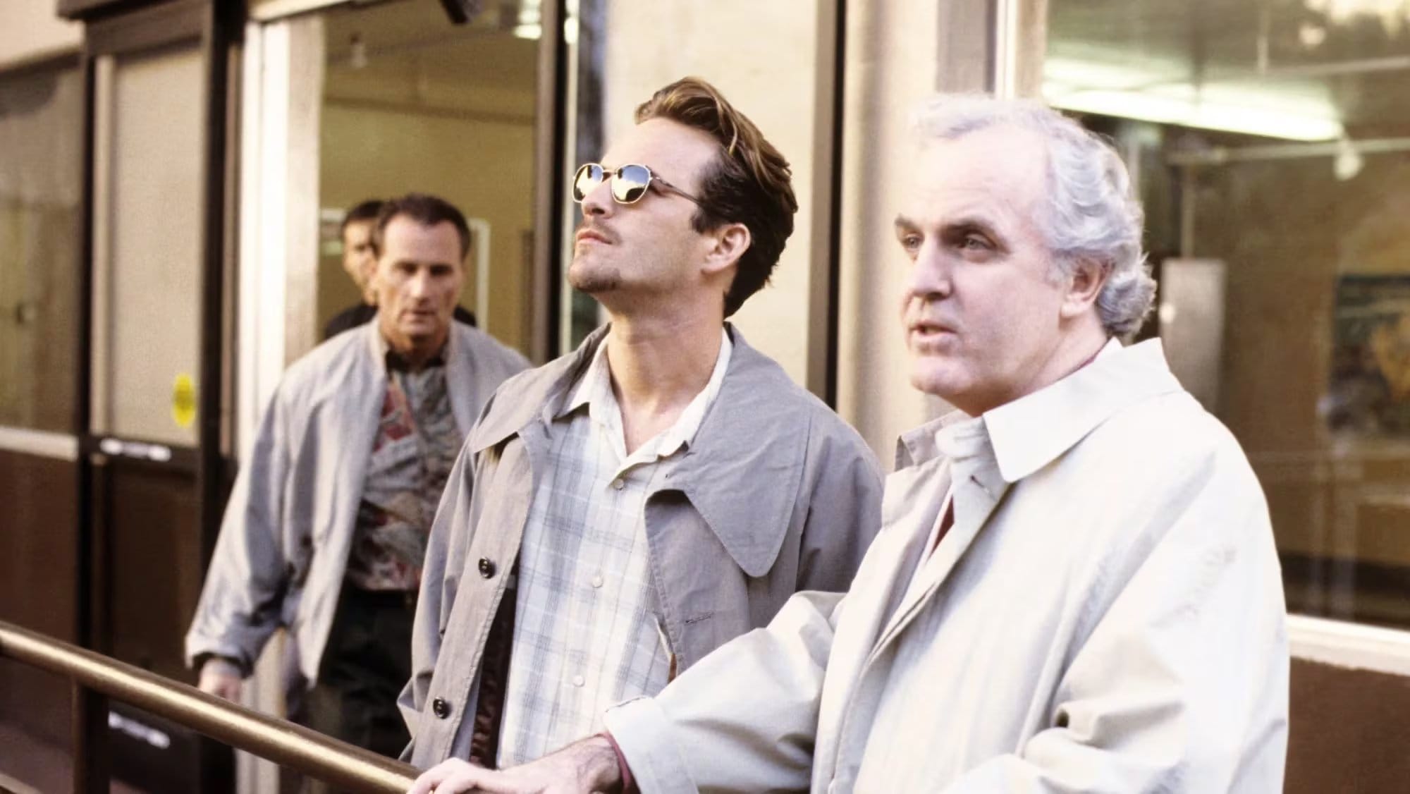 Luke Perry y James Handy en una imagen de la popular serie 'Beverly Hills, 90210