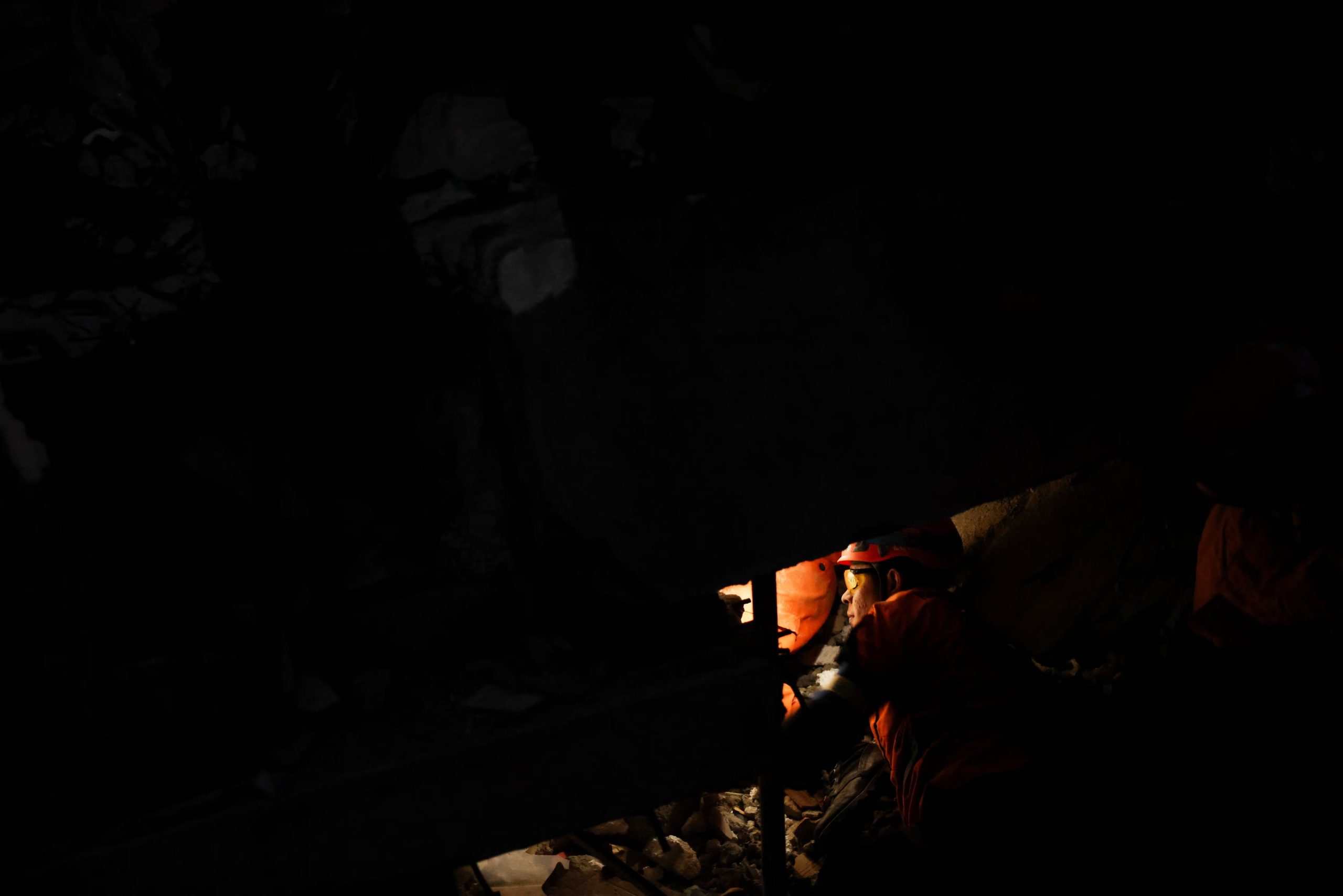 Miembros del equipo de rescate de El Salvador buscan supervivientes entre los escombros de un edificio colapsado tras un terremoto, en La Guaira, Venezuela, el 26 de junio de 2026 (REUTERS/Leonardo Fernandez Viloria)