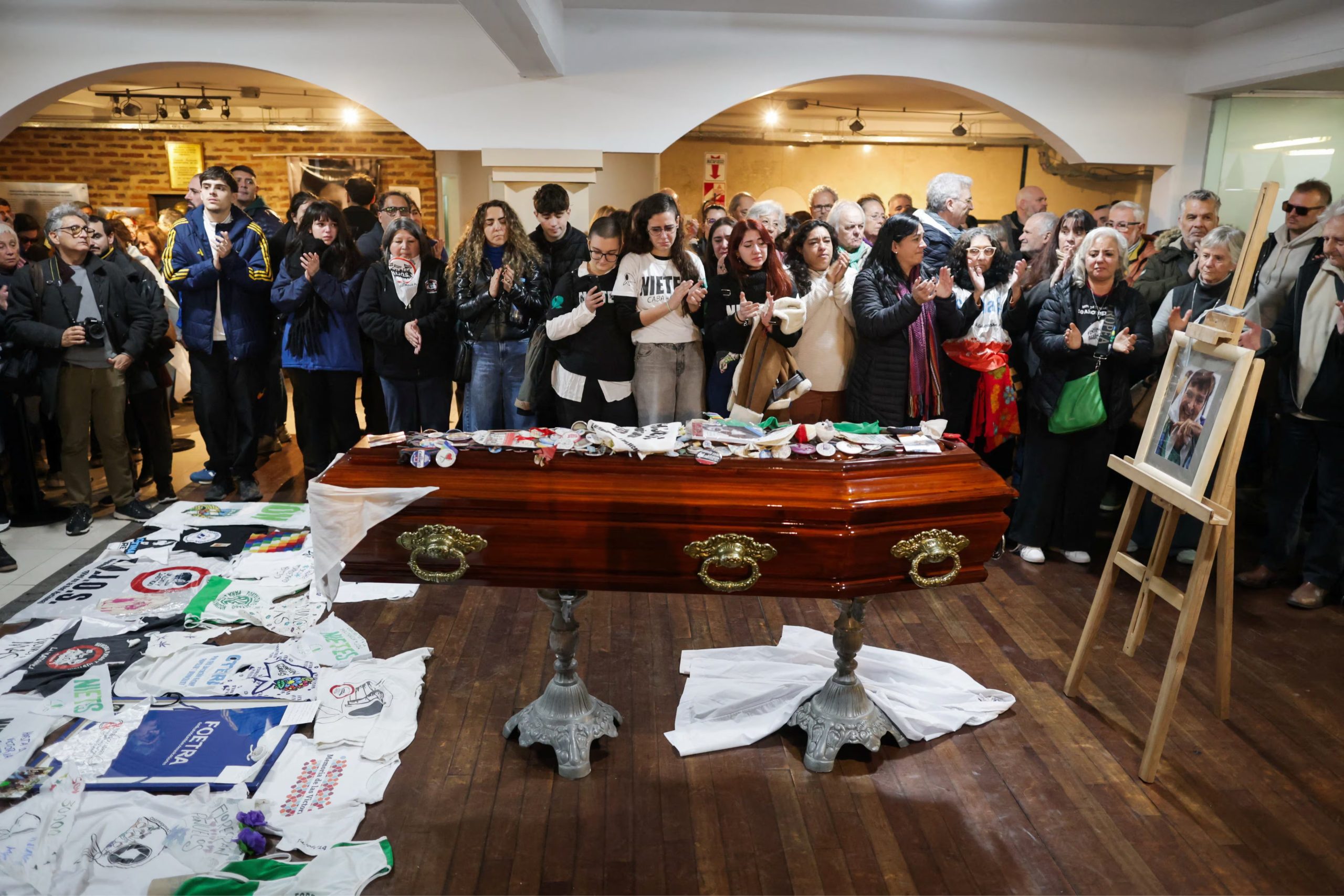 El velatorio de Taty Almeida se realiz&oacute; a caj&oacute;n cerrado y el pa&ntilde;uelo blanco con el nombre de Alejandro qued&oacute; sobre el f&eacute;retro (REUTERS/Francisco Loureiro)