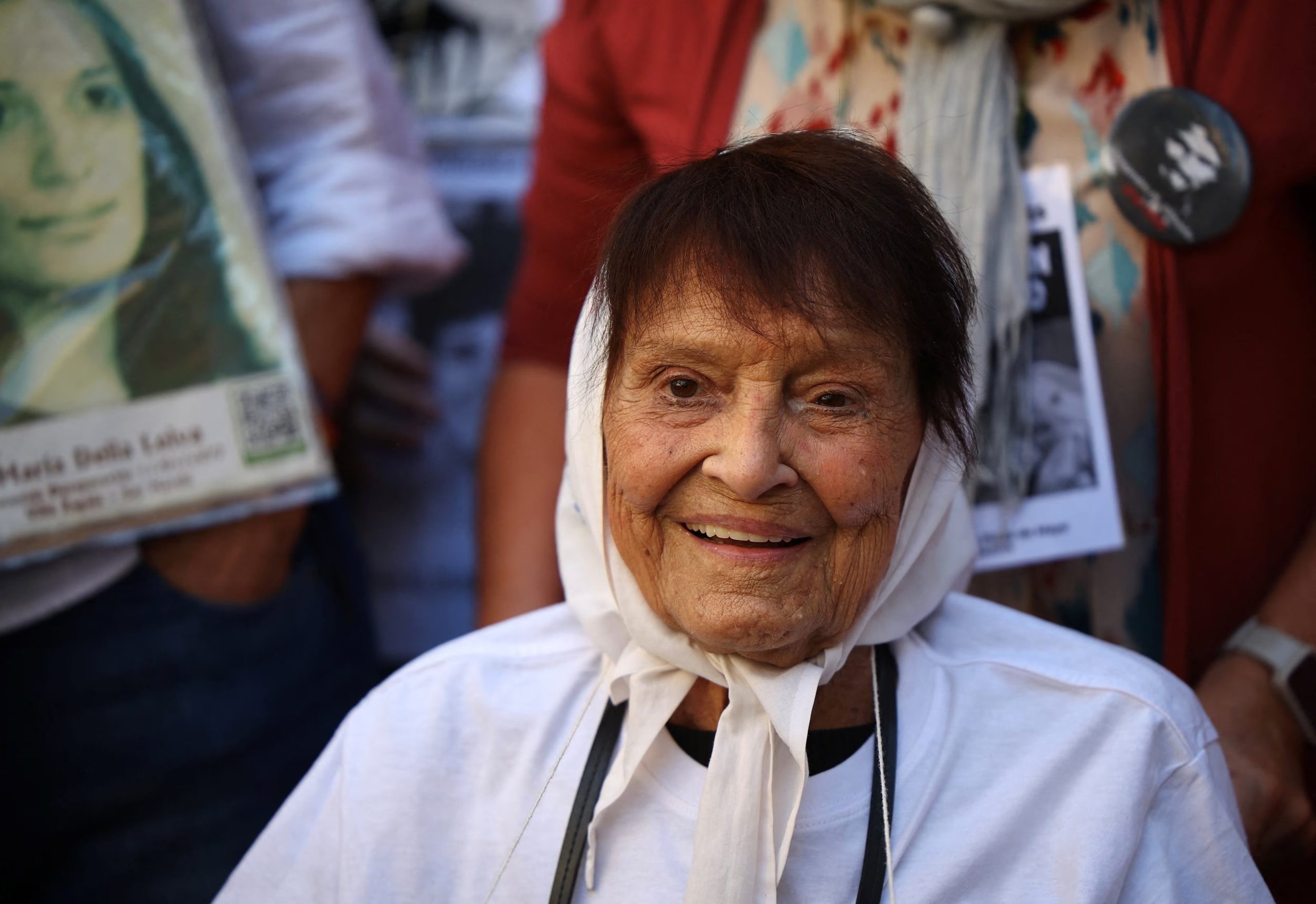 La desaparici&oacute;n de Alejandro en 1975 llev&oacute; a Taty Almeida a sumarse a las rondas en Plaza de Mayo y a convertirse en una figura de la lucha por los derechos humanos (REUTERS/Agustin Marcarian)