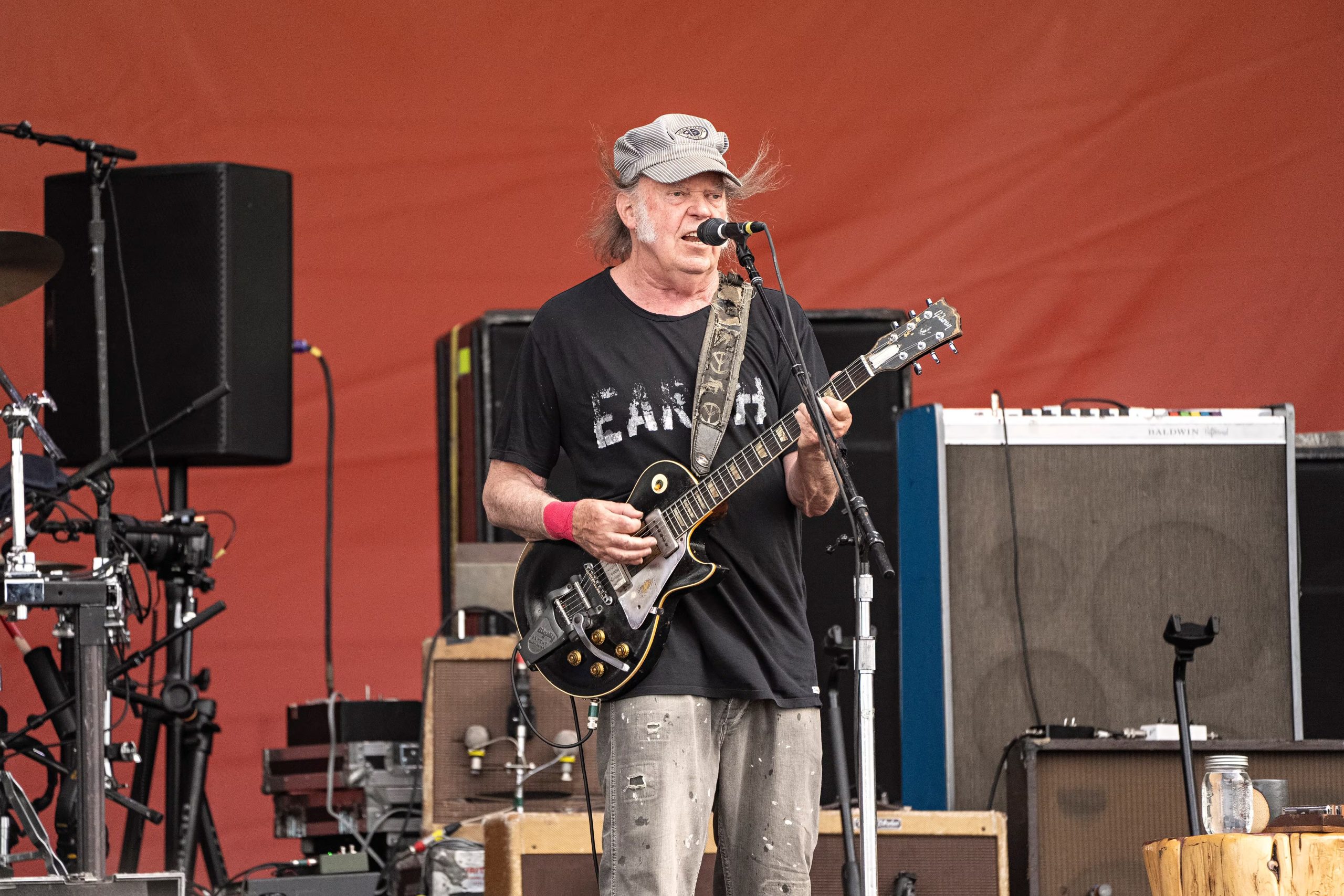ARCHIVO - Neil Young, de Crazy Horse, se presenta durante el New Orleans Jazz & Heritage Festival el 4 de mayo de 2024. (Foto Amy Harris/Invision/AP, archivo)