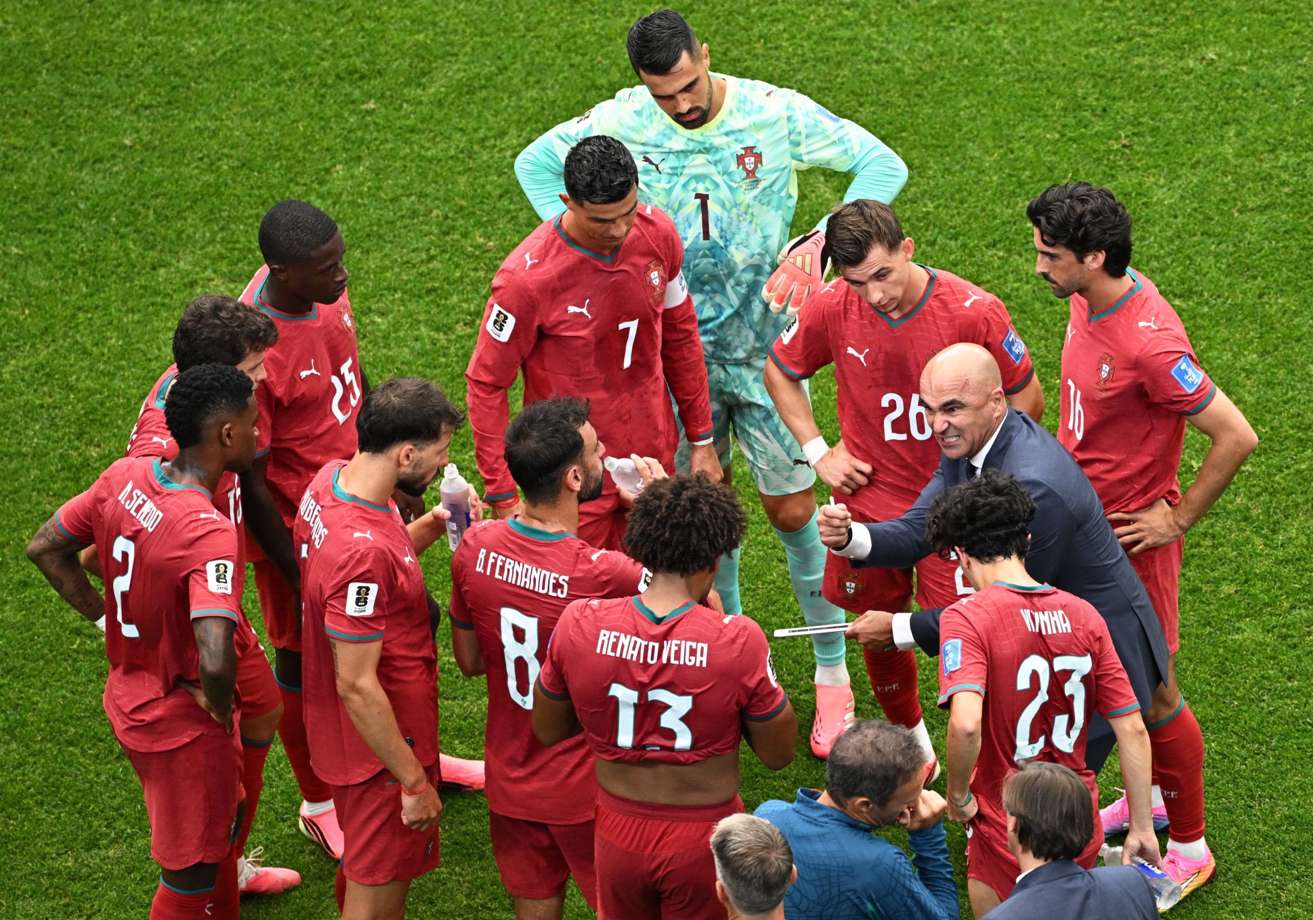 Roberto Martínez da instrucciones a los portugueses tras una pausa de hidratación. (REUTERS/Annegret Hilse)