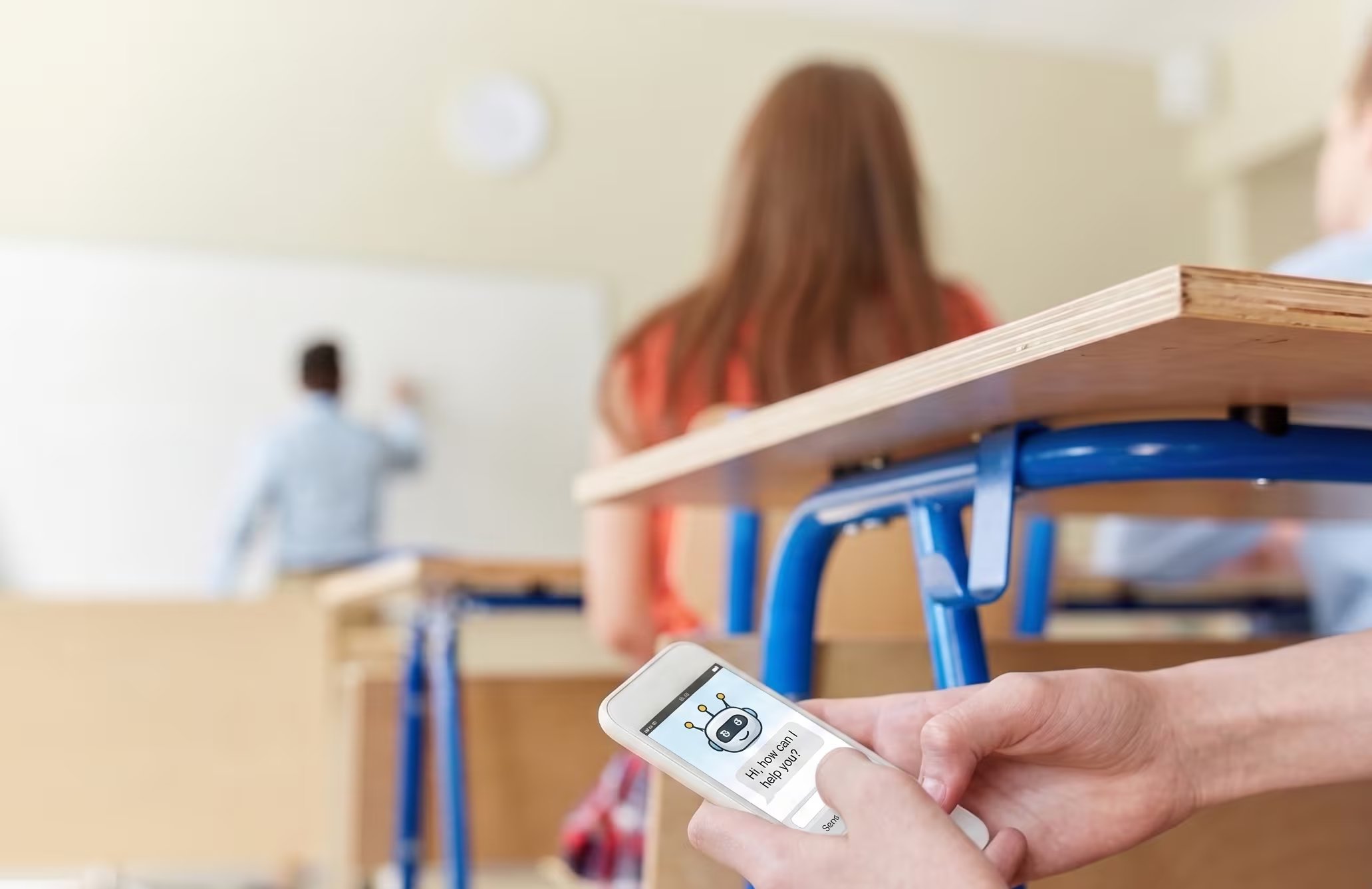Cada vez m&aacute;s estudiantes optan por herramientas automatizadas para resolver tareas escolares, relegando el consejo de figuras tradicionales (Imagen Ilustrativa Infobae)