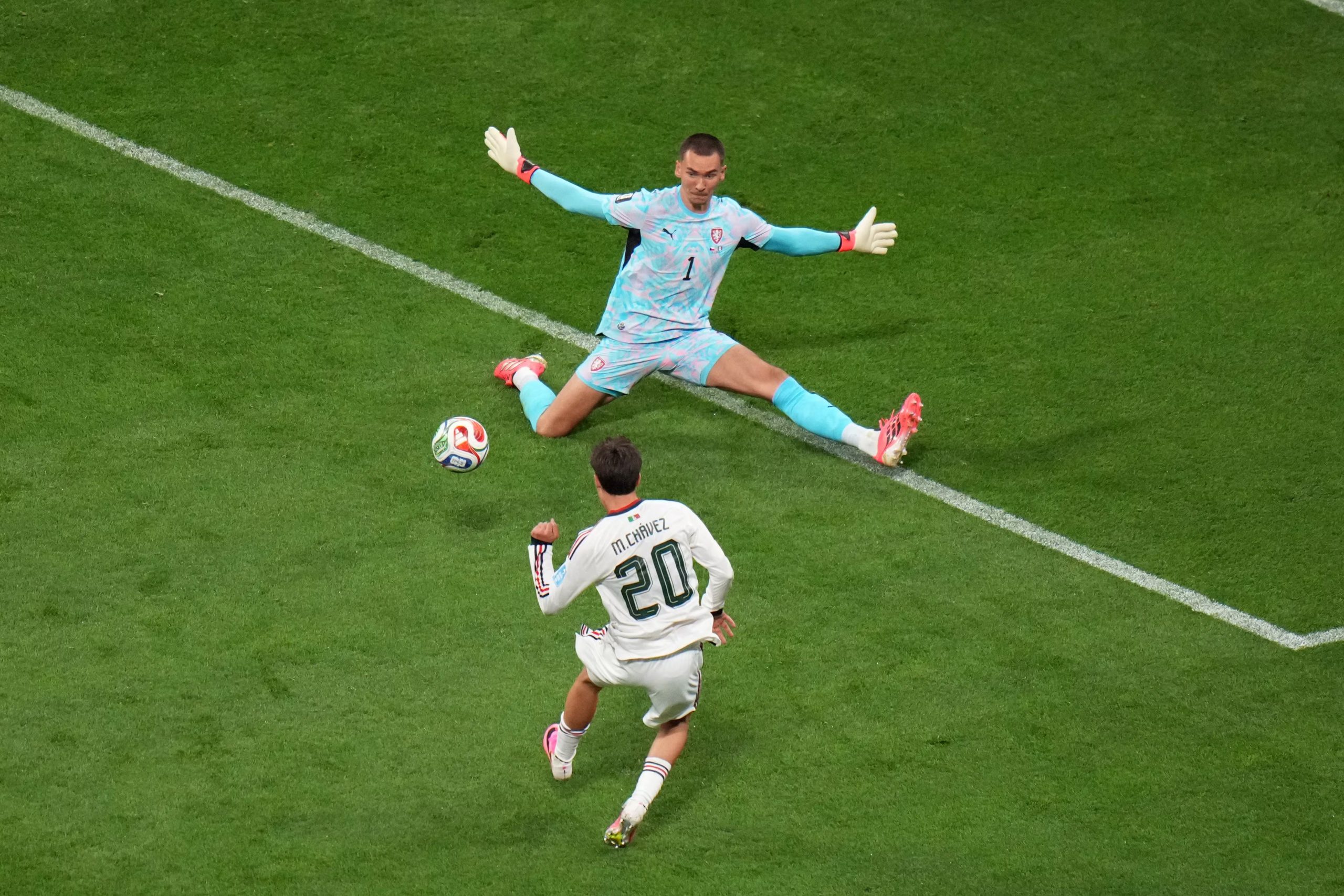 Mateo Chávez, de México, anota ante el arquero checo Matej Kovar en el encuentro mundialista realizado el miércoles 24 de junio de 2026. (AP Foto/Eduardo Verdugo)