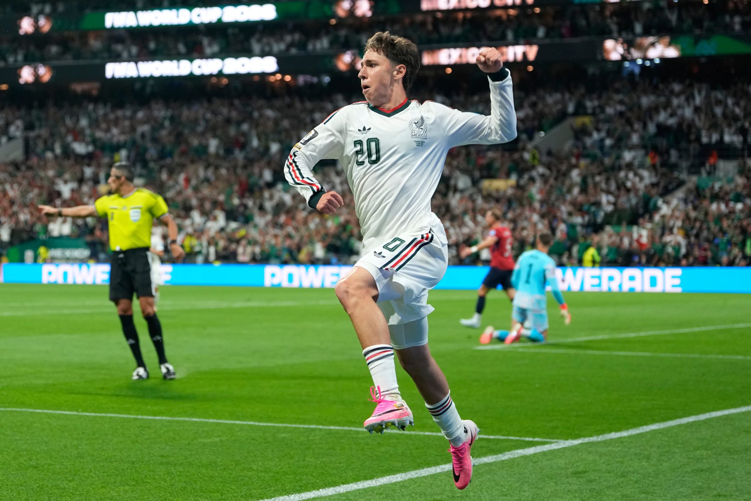 La joven promesa del futbol azteca representa el ansiado cambio generacional que pide la afición. (AP Foto/Silvia Izquierdo)