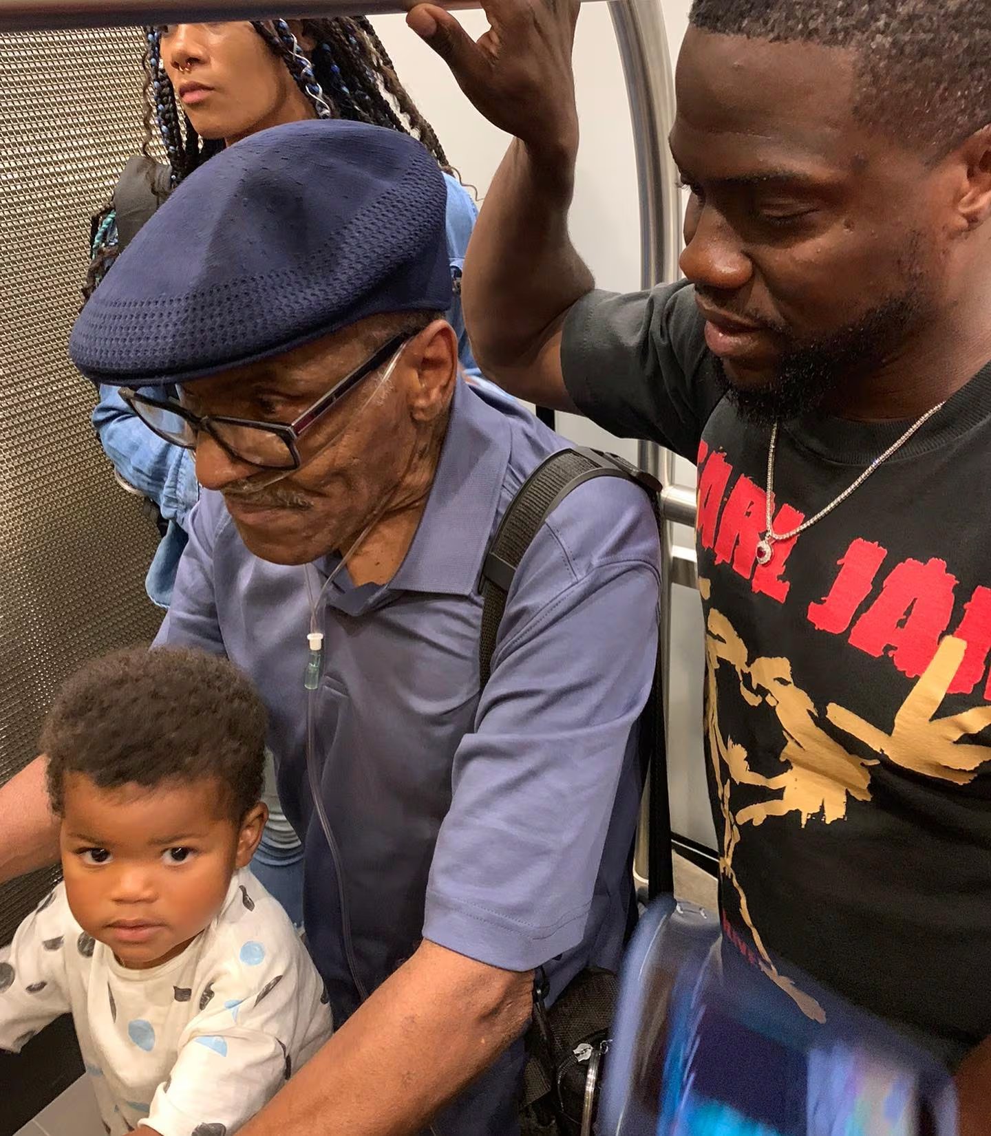 Hart relató que una escena con su padre en un tren de Filadelfia impulsó un cambio que derivó en rehabilitación y en una reparación familiar (Instagram/kevinhart4real)