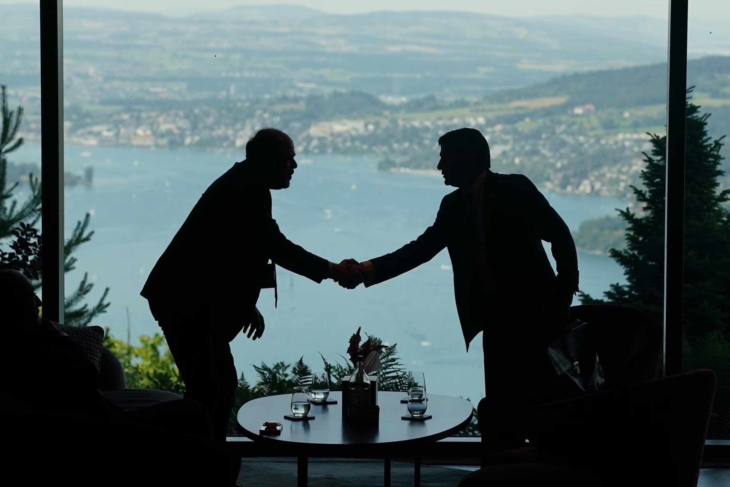 Delegados se saludan en el recibidor en el primer d&iacute;a de un encuentro a cuatro bandas entre Estados Unidos, Ir&aacute;n, Pakist&aacute;n y Qatar, en el Buergenstock Resort Lake Lucerne, cerca de Stansstad, Suiza, el 21 de junio de 2026. (Nathan Howard/Pool Foto v&iacute;a AP)