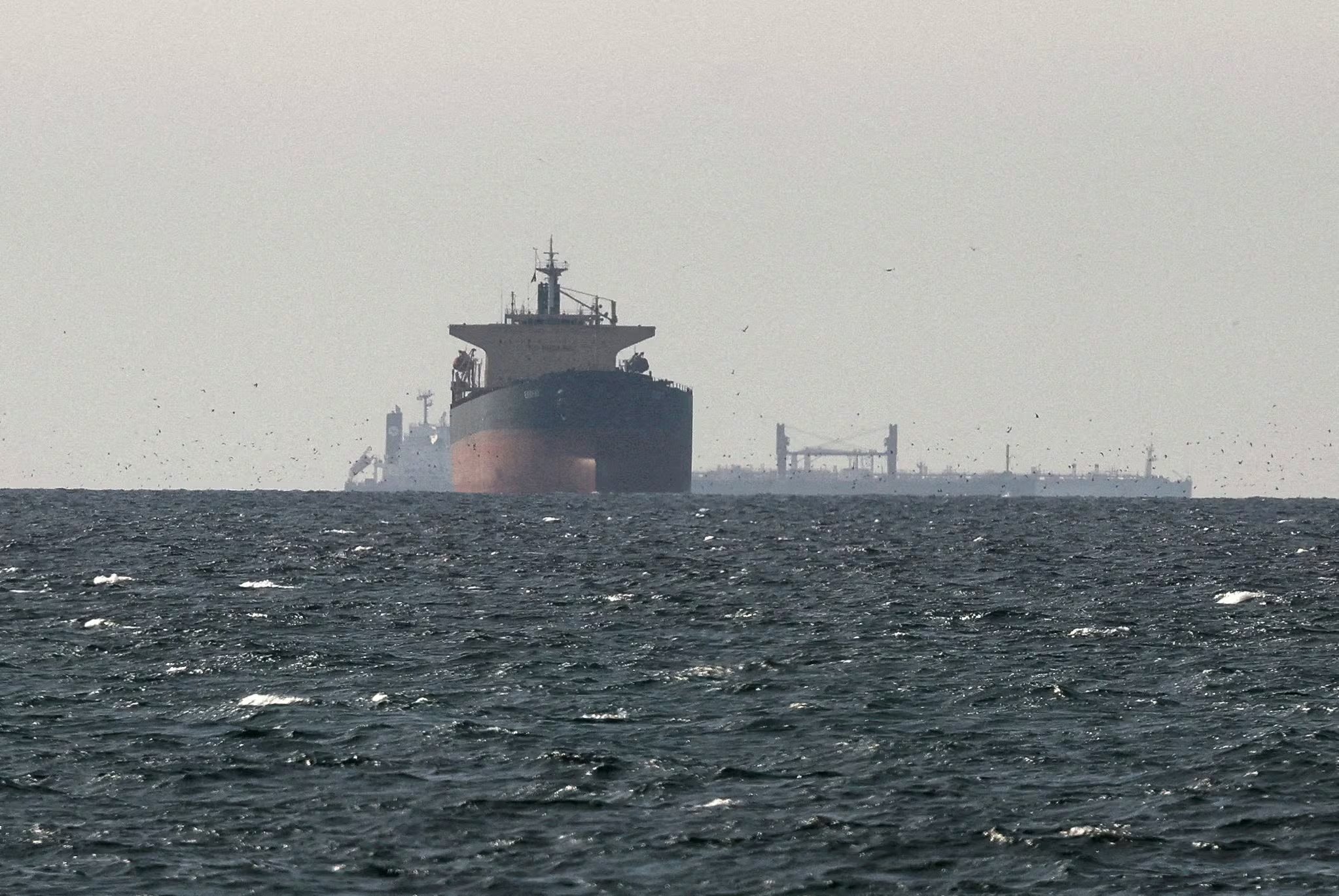 FOTO DE ARCHIVO: Buques de carga en el Golfo, cerca del estrecho de Ormuz, vistos desde el norte de Ras al-Jaima, cerca de la frontera con la gobernaci&oacute;n de Musandam de Om&aacute;n, en medio del conflicto entre Estados Unidos e Israel con Ir&aacute;n, en Emiratos &Aacute;rabes Unidos, el 11 de marzo de 2026 (Reuters)