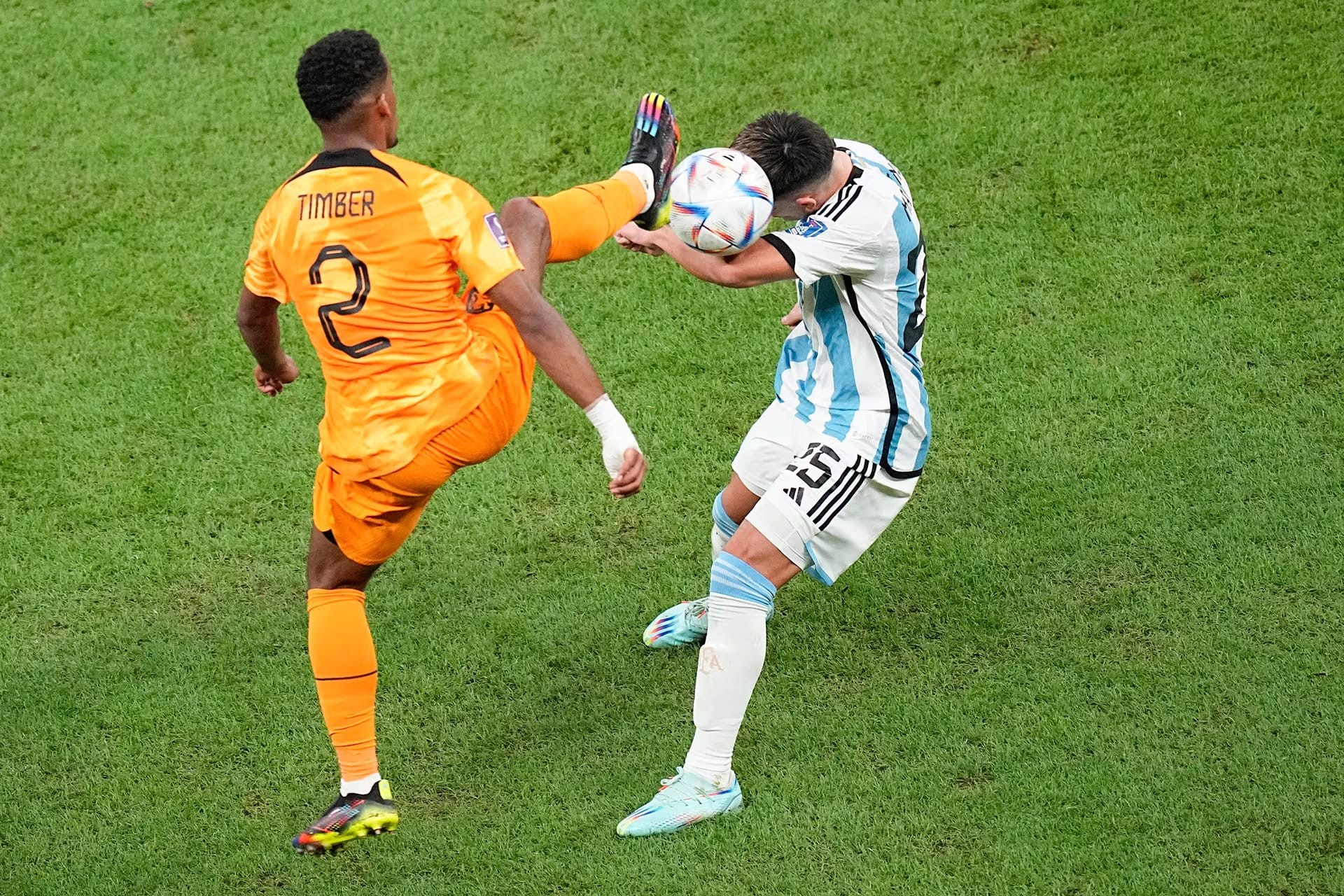 Jurrier Tiber y Lisandro Mart&iacute;nez, en la batalla de los cuartos de final del Mundial 2022 (AP Photo/Ariel Schalit)