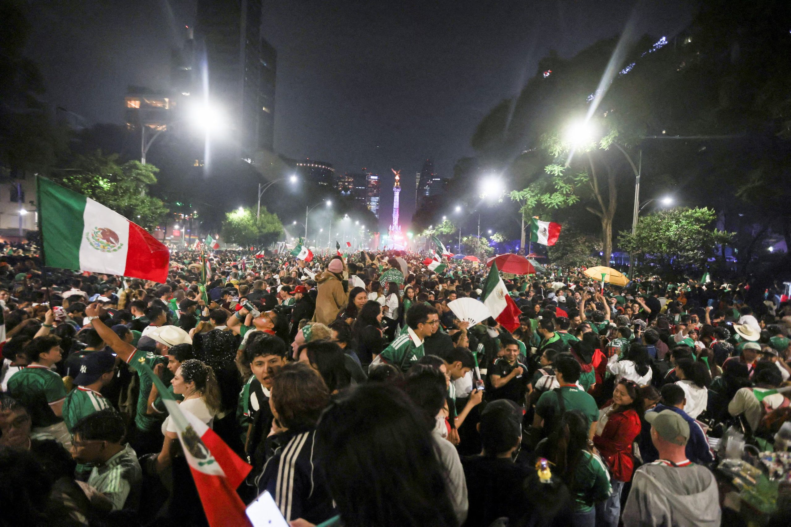Los aficionados mexicanos celebran cerca del &Aacute;ngel de la Independencia tras la victoria de M&eacute;xico en el partido de la Copa Mundial de la FIFA 2026 contra Corea del Sur, en Ciudad de M&eacute;xico, M&eacute;xico, el 18 de junio de 2026. REUTERS/Quetzalli Nicte-Ha REENV&Iacute;O - REPETICI&Oacute;N POR MOTIVOS DE CALIDAD