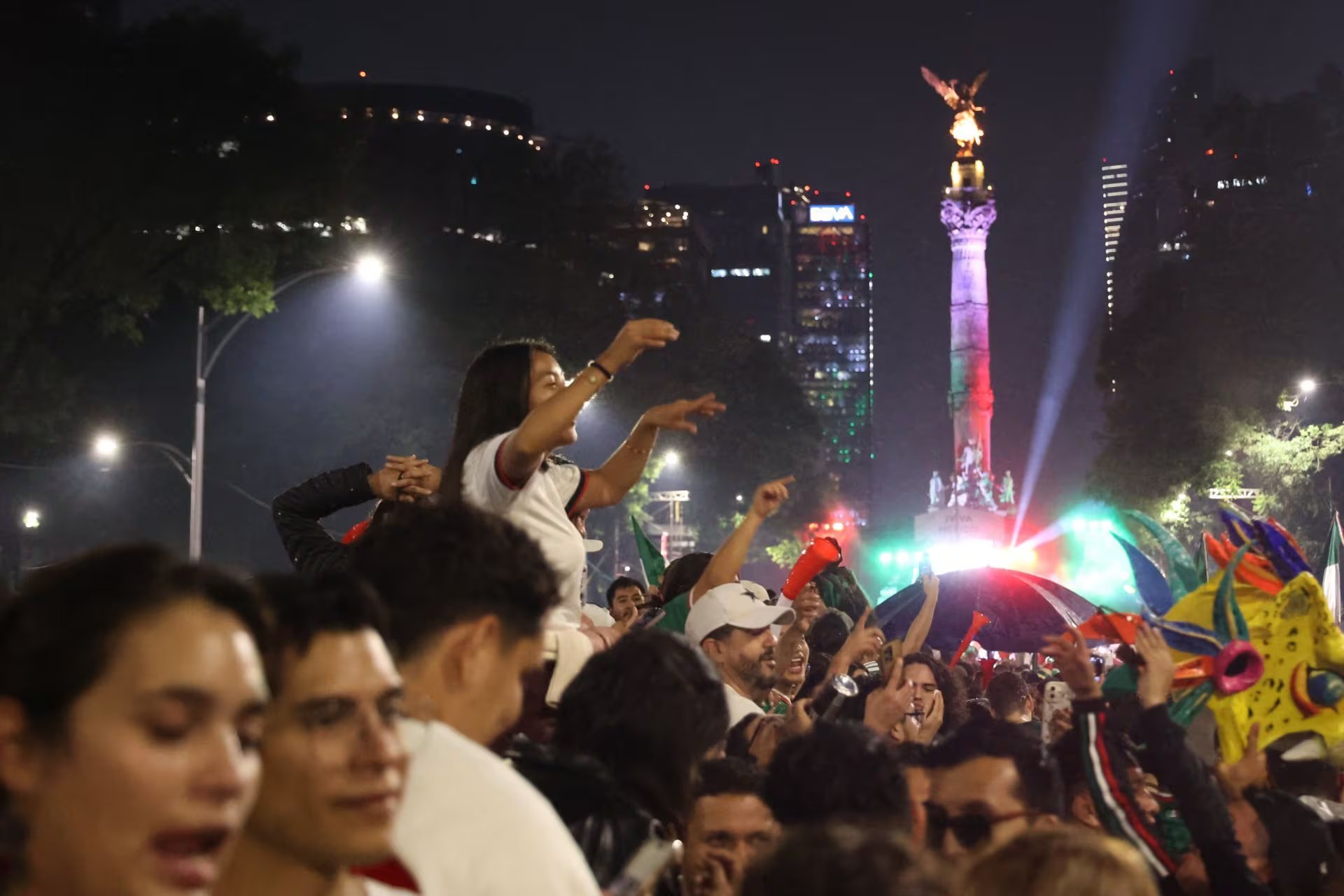 CIUDAD DE M&Eacute;XICO, 18JUNIO2026.- Miles de aficionados se reunieron en el &Aacute;ngel de la Independencia para celebrar el triunfo de 1-0 de la Selecci&oacute;n Mexicana ante Corea del Sur en la Copa Mundial 2026.FOTO: GALO CA&Ntilde;AS/CUARTOSCURO.COM