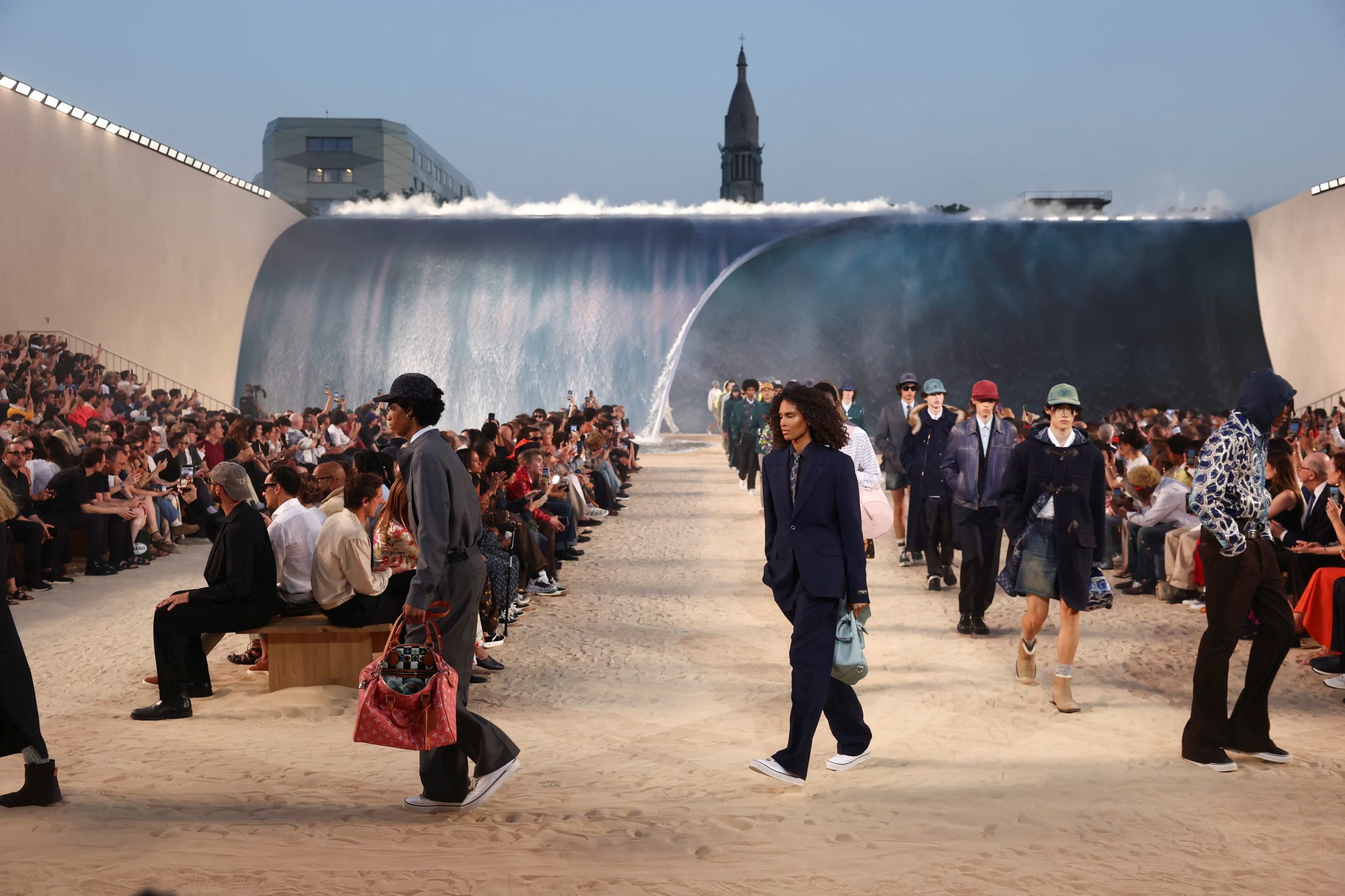 La propuesta de Pharrell Williams demostr&oacute; que la moda puede trascender las pasarelas y convertirse en un relato visual donde el lujo se encuentra con el deporte y la naturaleza (REUTERS/Gonzalo Fuentes)
