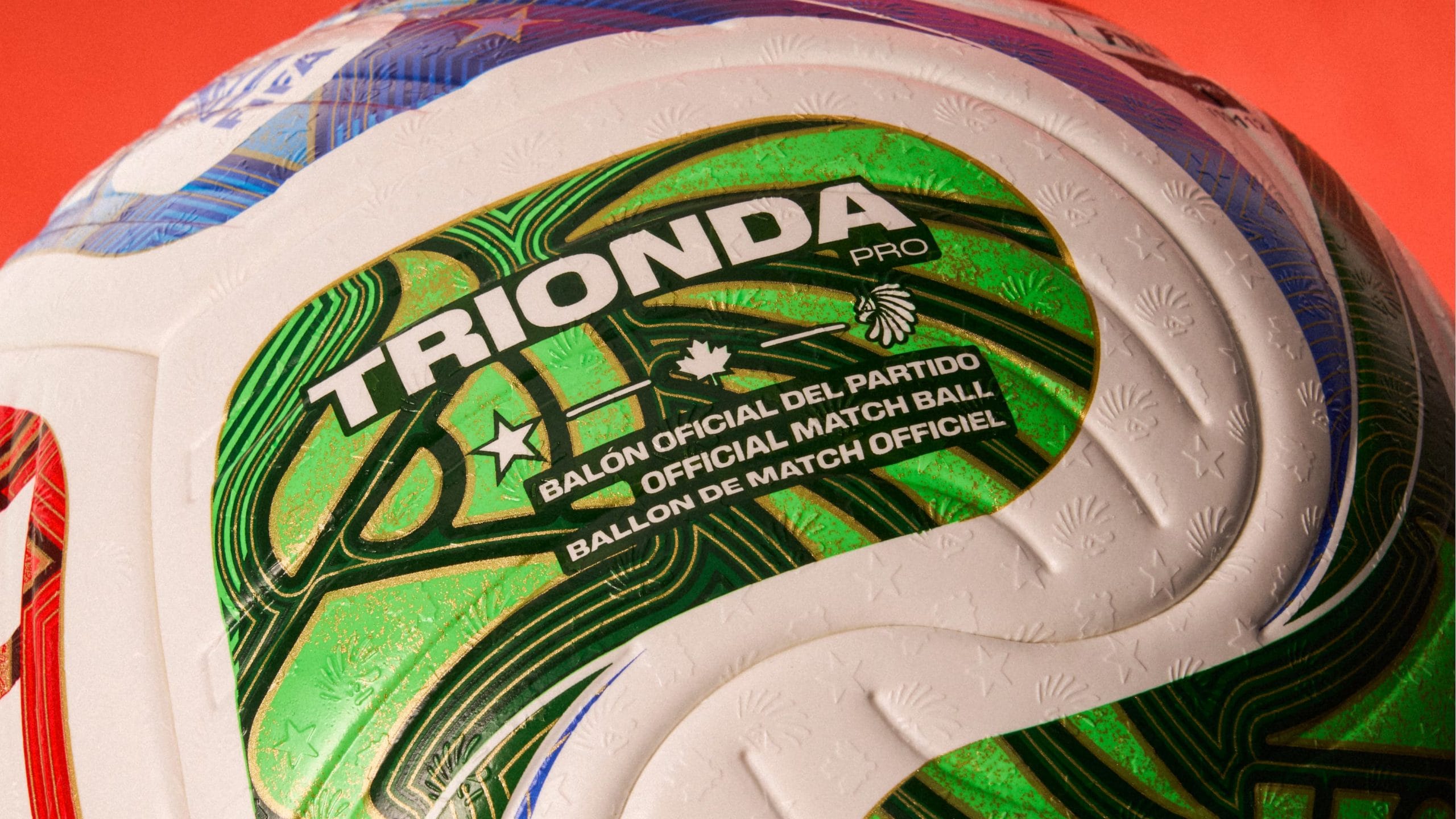 Trionda cuenta con cuatro paneles con colores rojo, verde y azul, además de una textura de surcos profundos (ADIDAS)