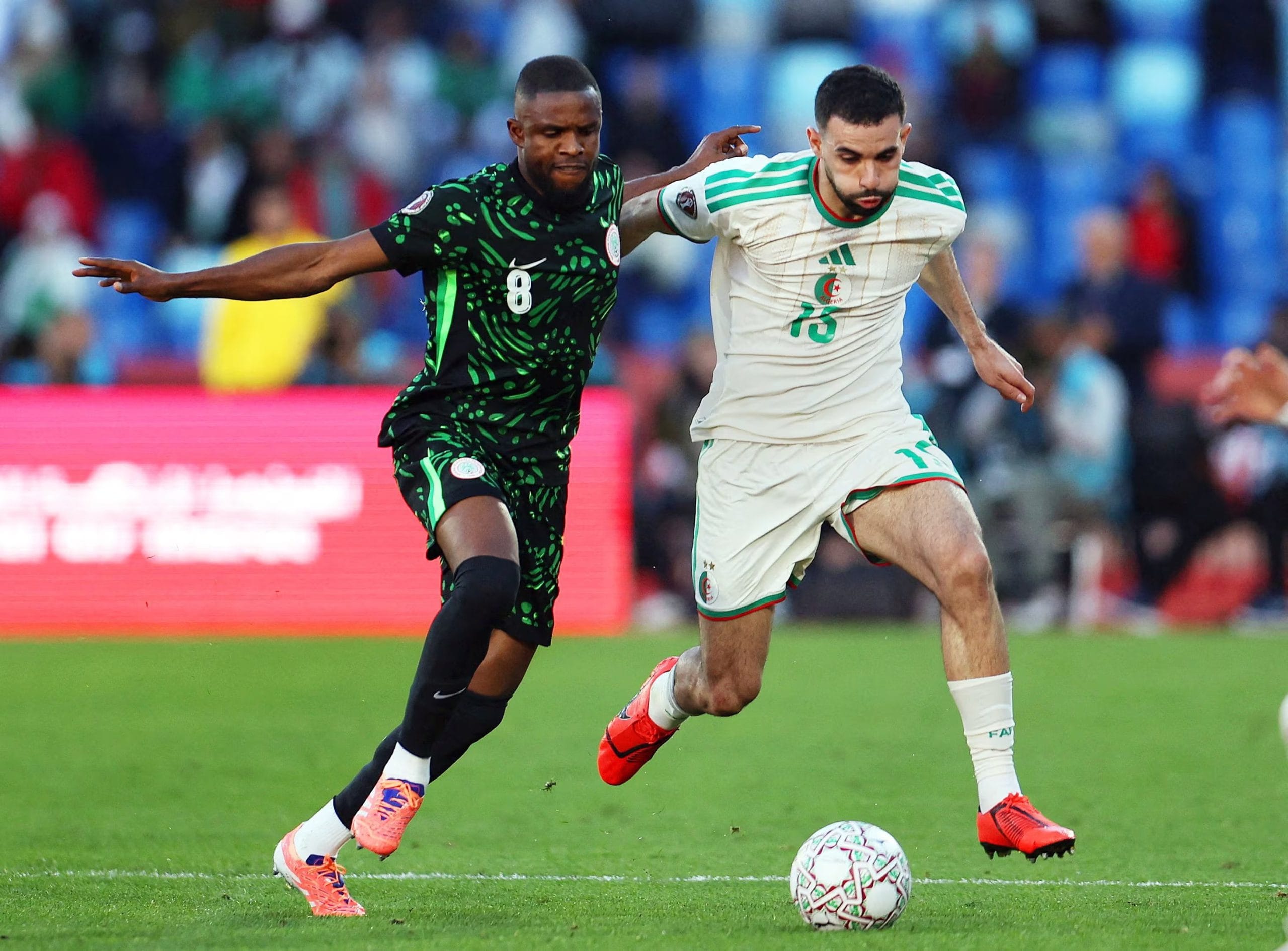 Rayan Ait Nouri y Frank Onyeka disputando una pelota-crédito Amr Abdallah Dalsh/REUTERS-Foto de archivo