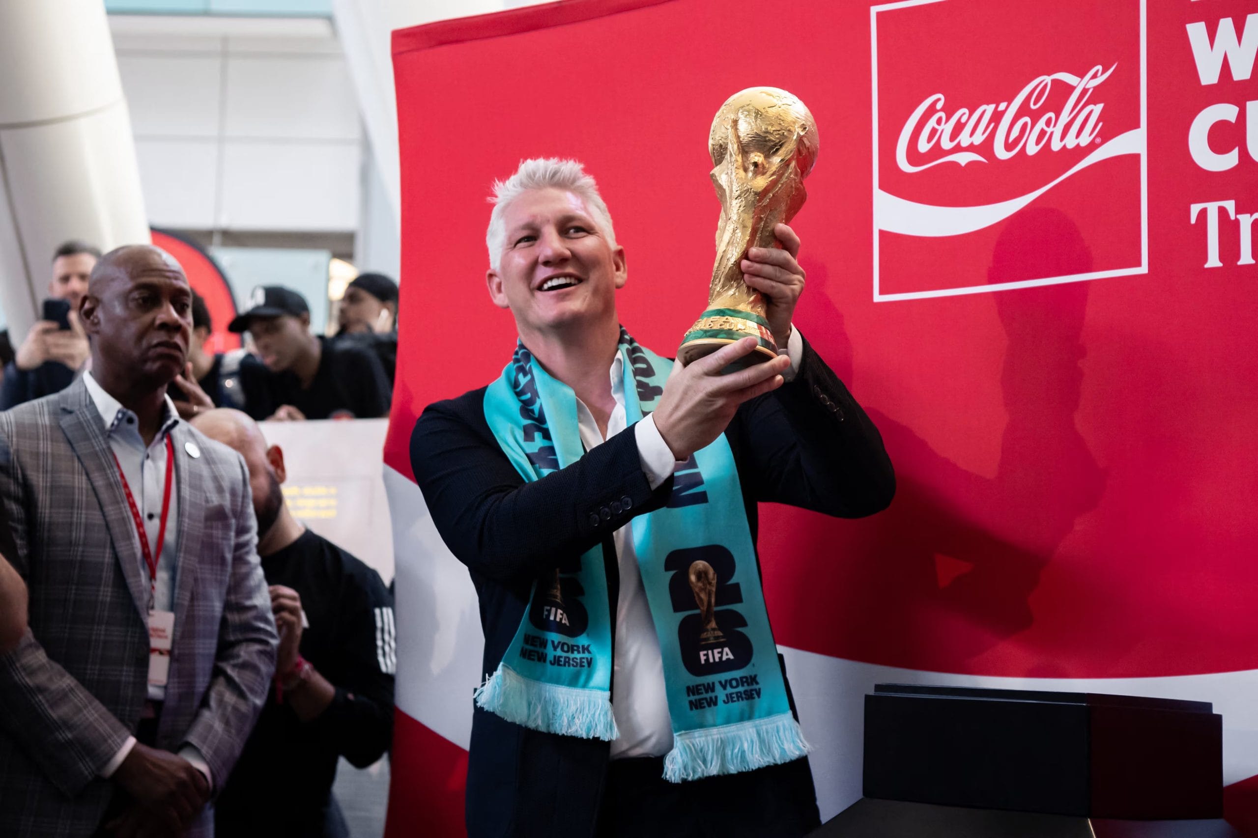 Bastian Schweinsteiger, campeón del mundo con Alemania en la edición de Brasil 2014, levantando la Copa del Mundo-crédito John Jones/Imagn Images