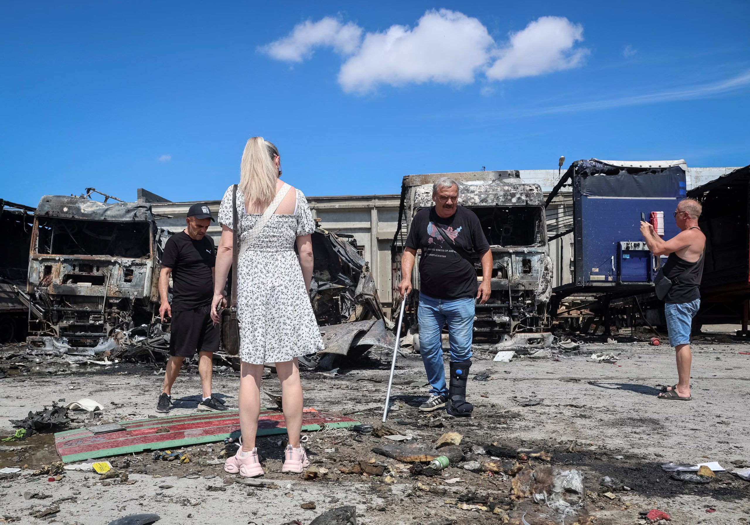 Vecinos observan los daños tras un ataque ruso con drones en Zaporiyia, Ucrania, el 23 de junio de 2026. (Foto Reuters/Serhii Chalyi)
