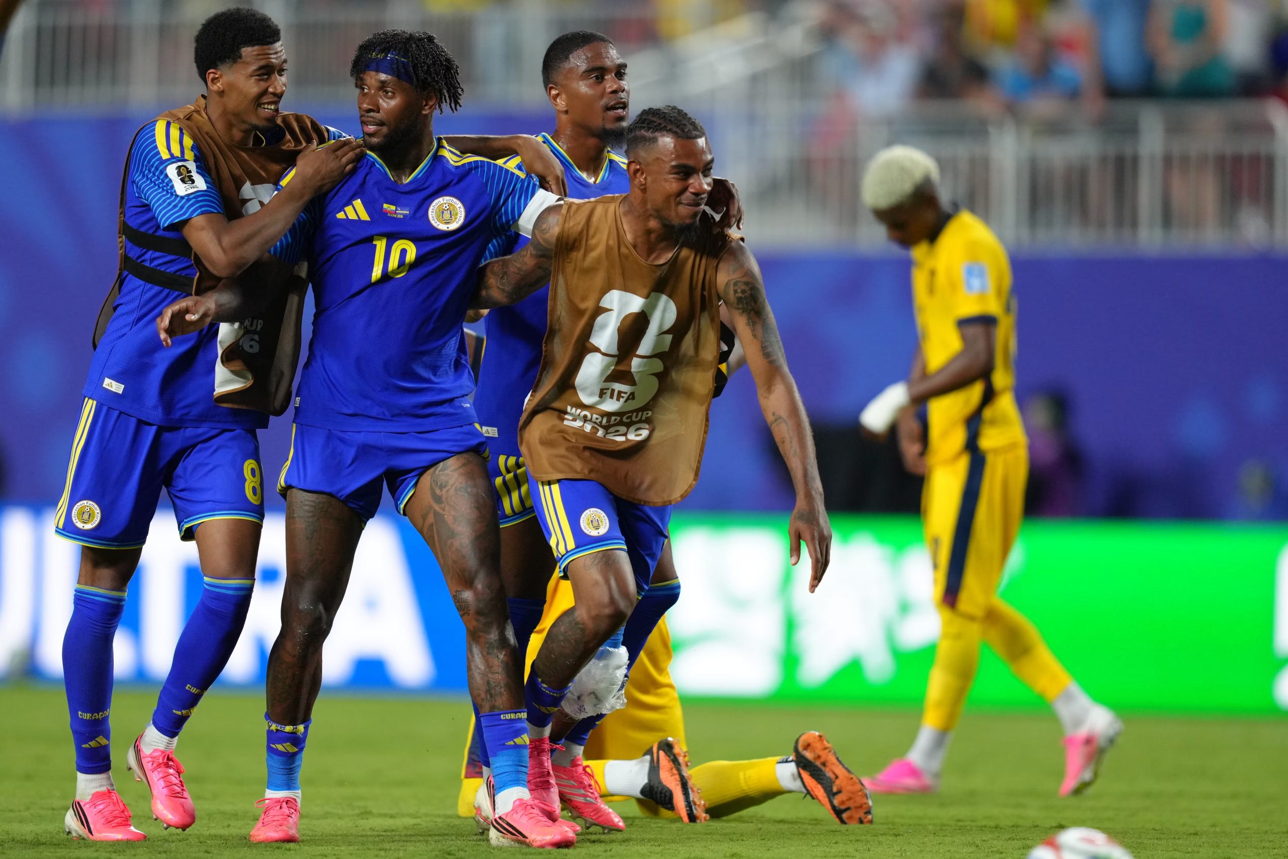 Leandro Bacuna y sus compañeros de la selección de Curazao festejan el empate ante Ecuador en el Mundial, el sábado 20 de junio de 2026, en Kansas City, Missouri (AP Foto/Ed Zurga)